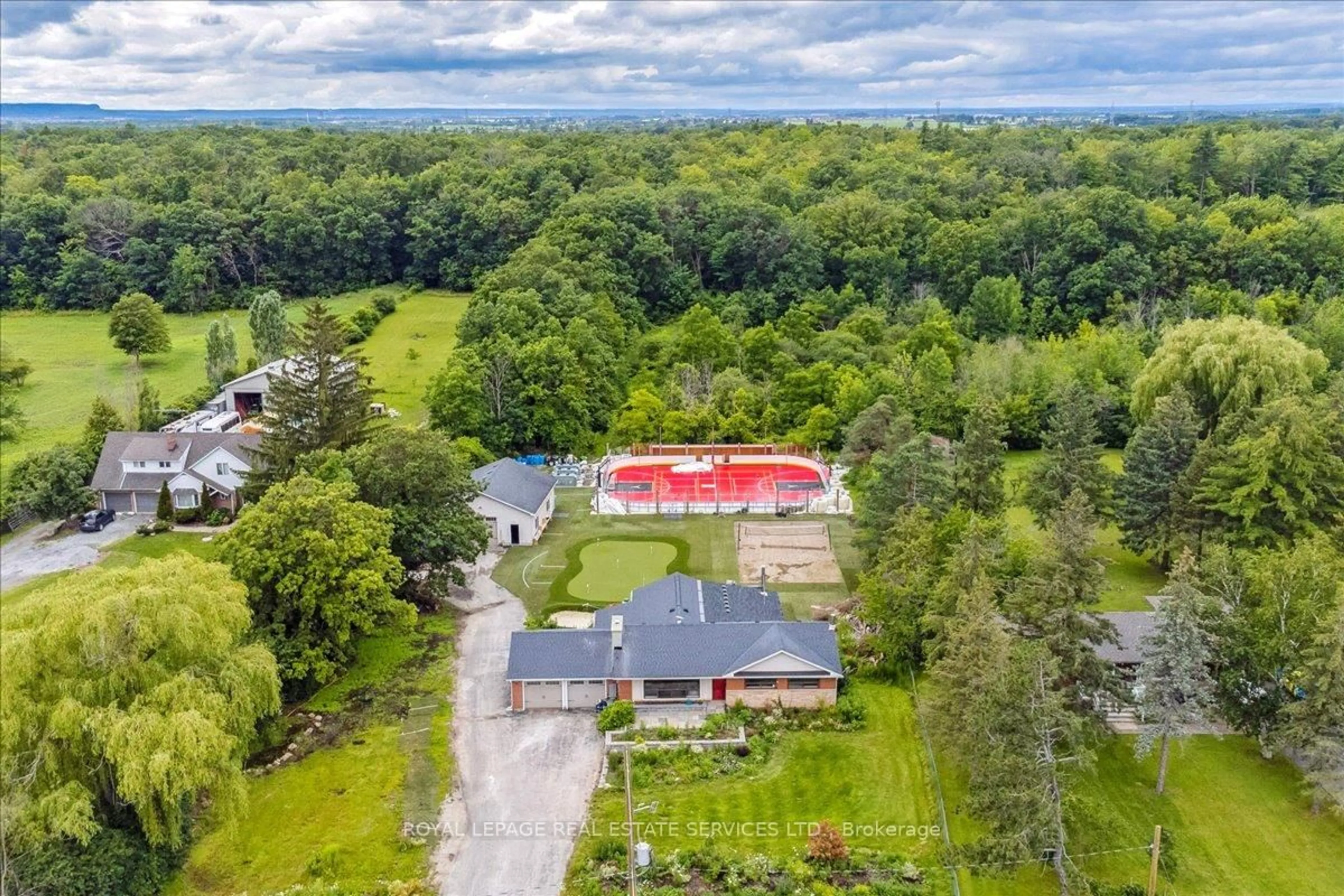 A pic from outside/outdoor area/front of a property/back of a property/a pic from drone, water/lake/river/ocean view for 1099 Burnhamthorpe Rd, Oakville Ontario L6M 4K9