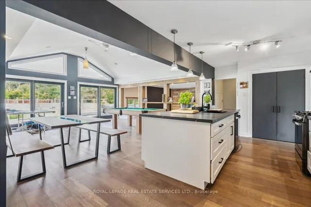 1099 Burnhamthorpe Rd, Oakville 5