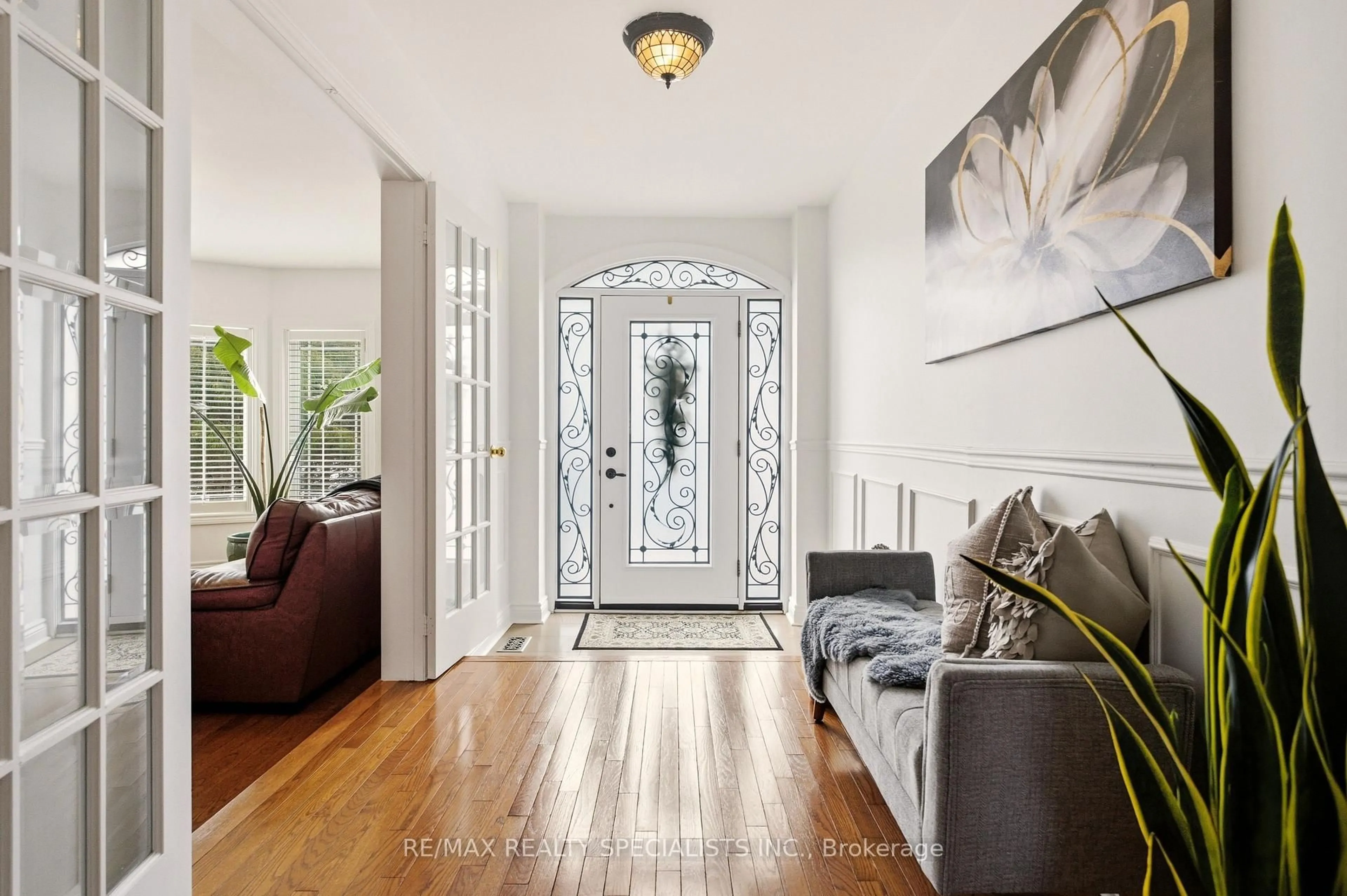 Indoor entryway for 16 Curry Cres, Halton Hills Ontario L7G 5L4