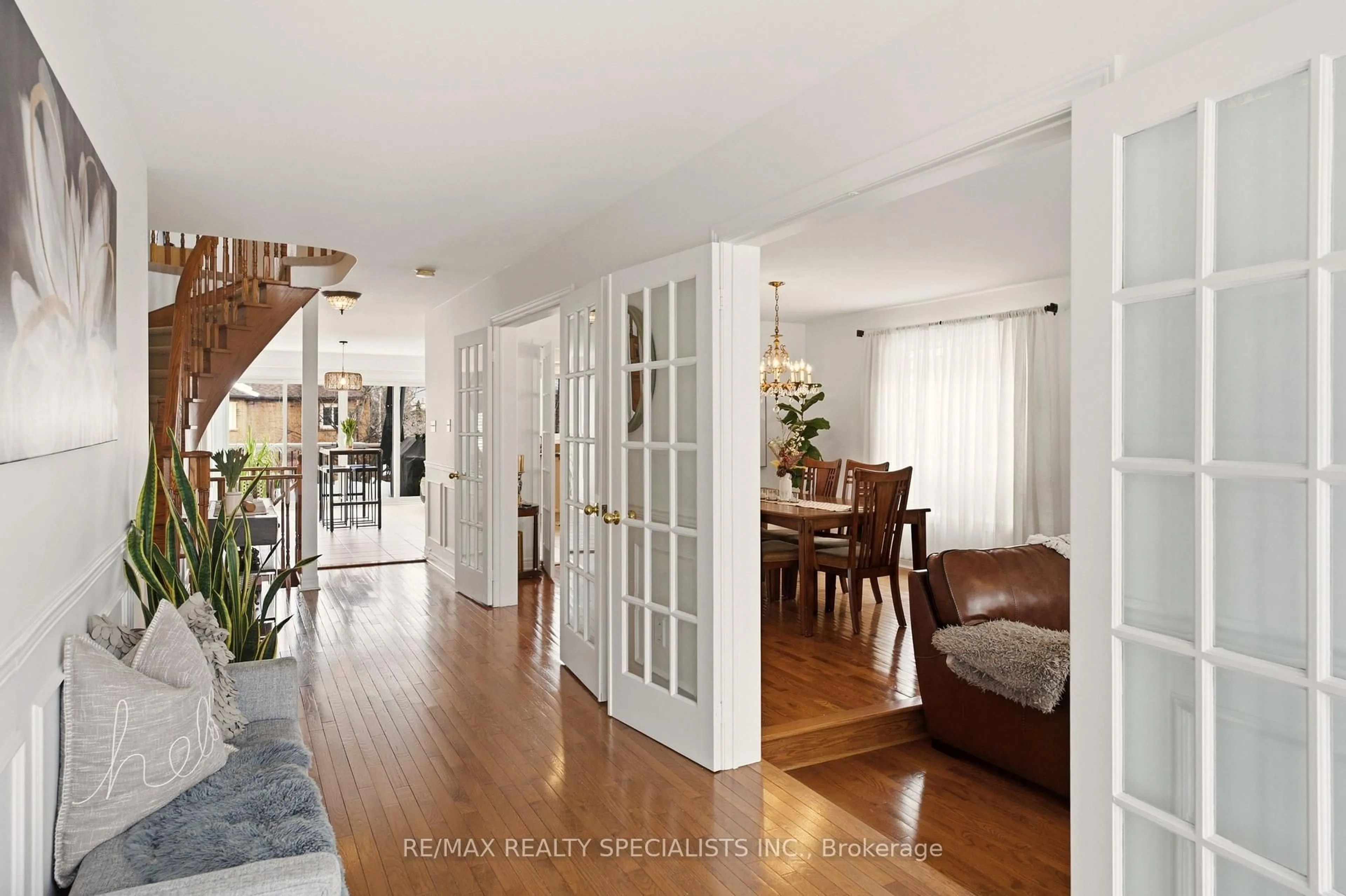 Indoor entryway for 16 Curry Cres, Halton Hills Ontario L7G 5L4