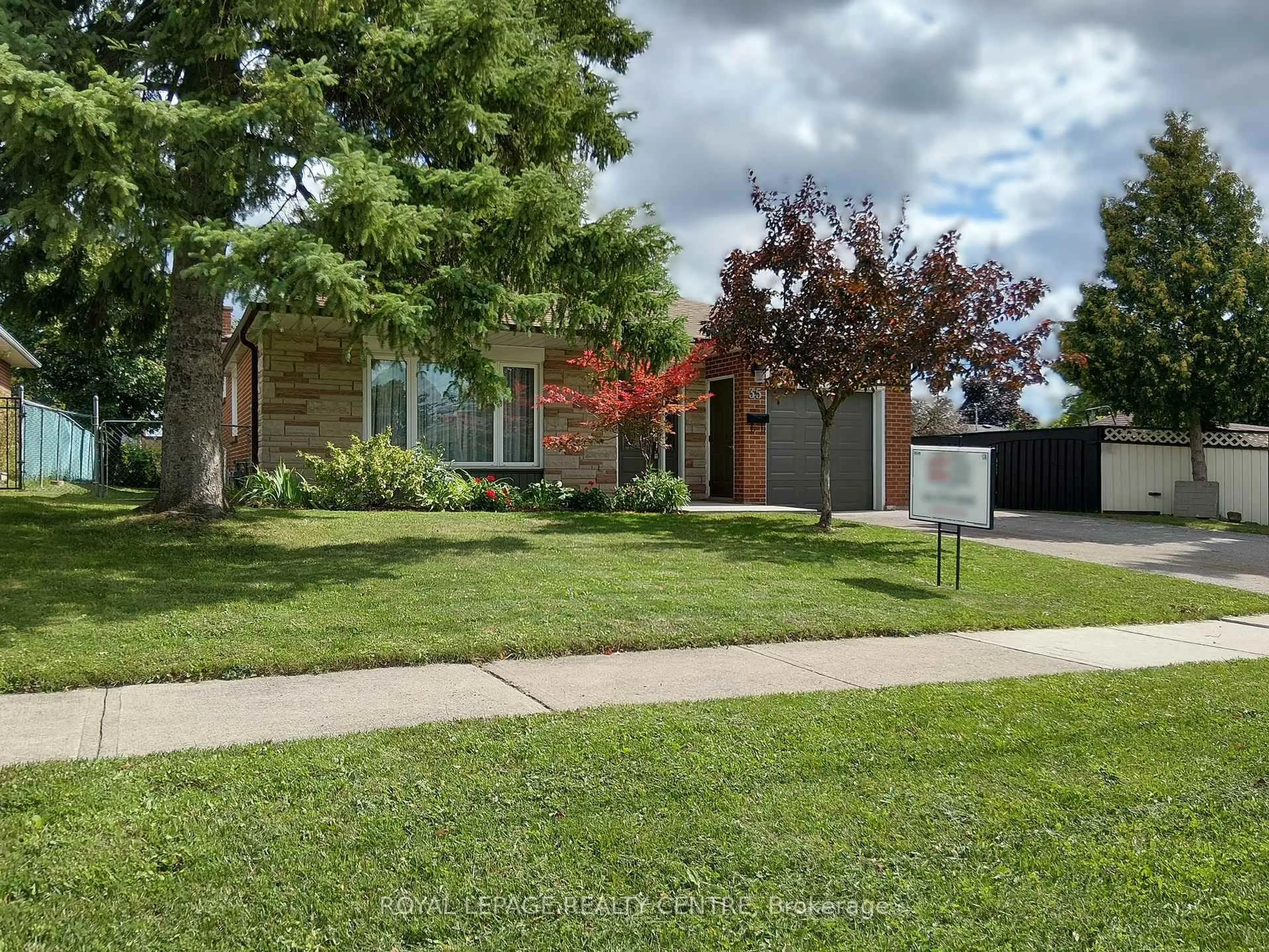 A pic from outside/outdoor area/front of a property/back of a property/a pic from drone, street for 35 Aintree Cres, Brampton Ontario L6T 2T2