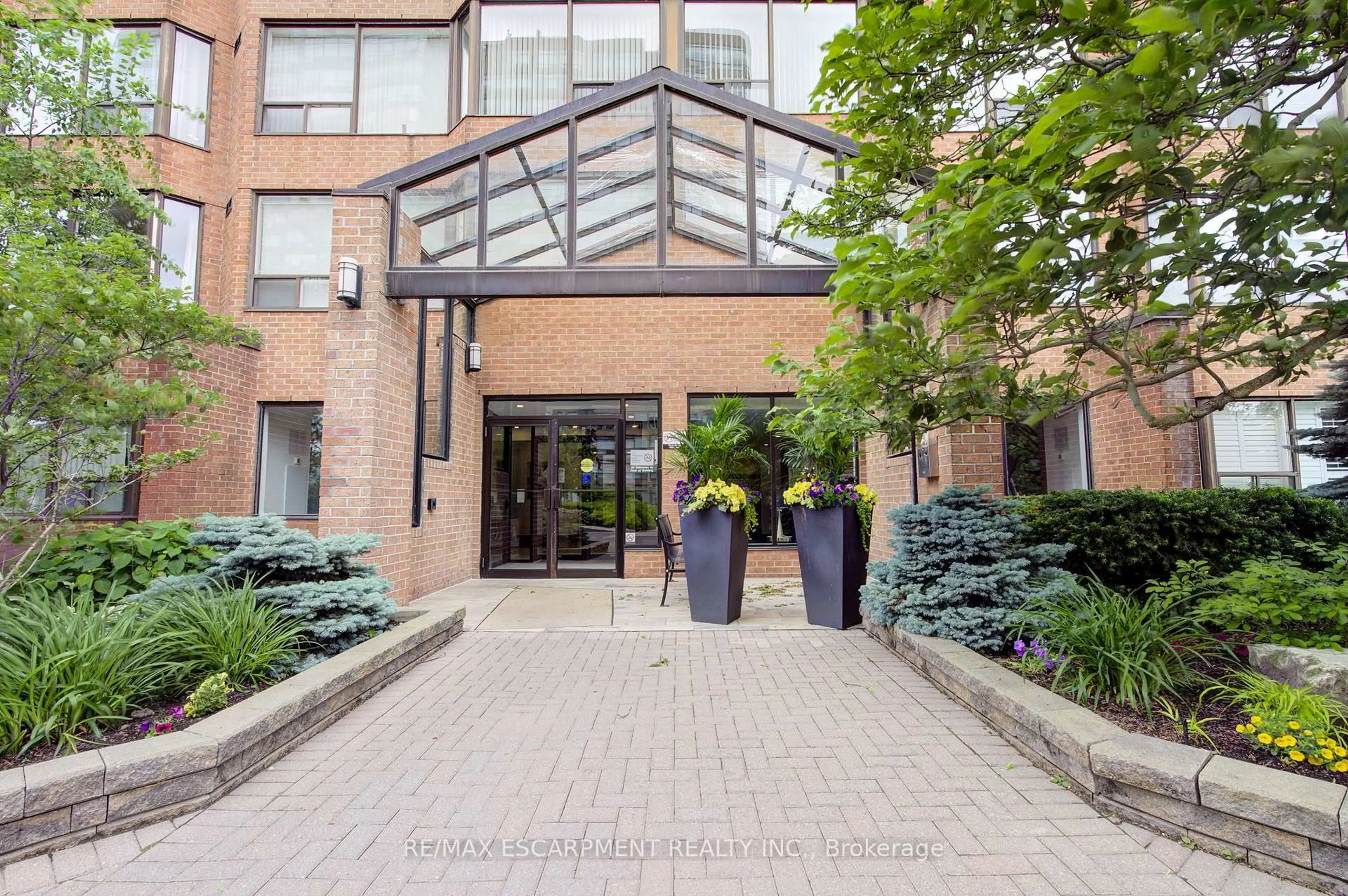 Indoor foyer for 1270 Maple Crossing Blvd #306, Burlington Ontario L7S 2J3