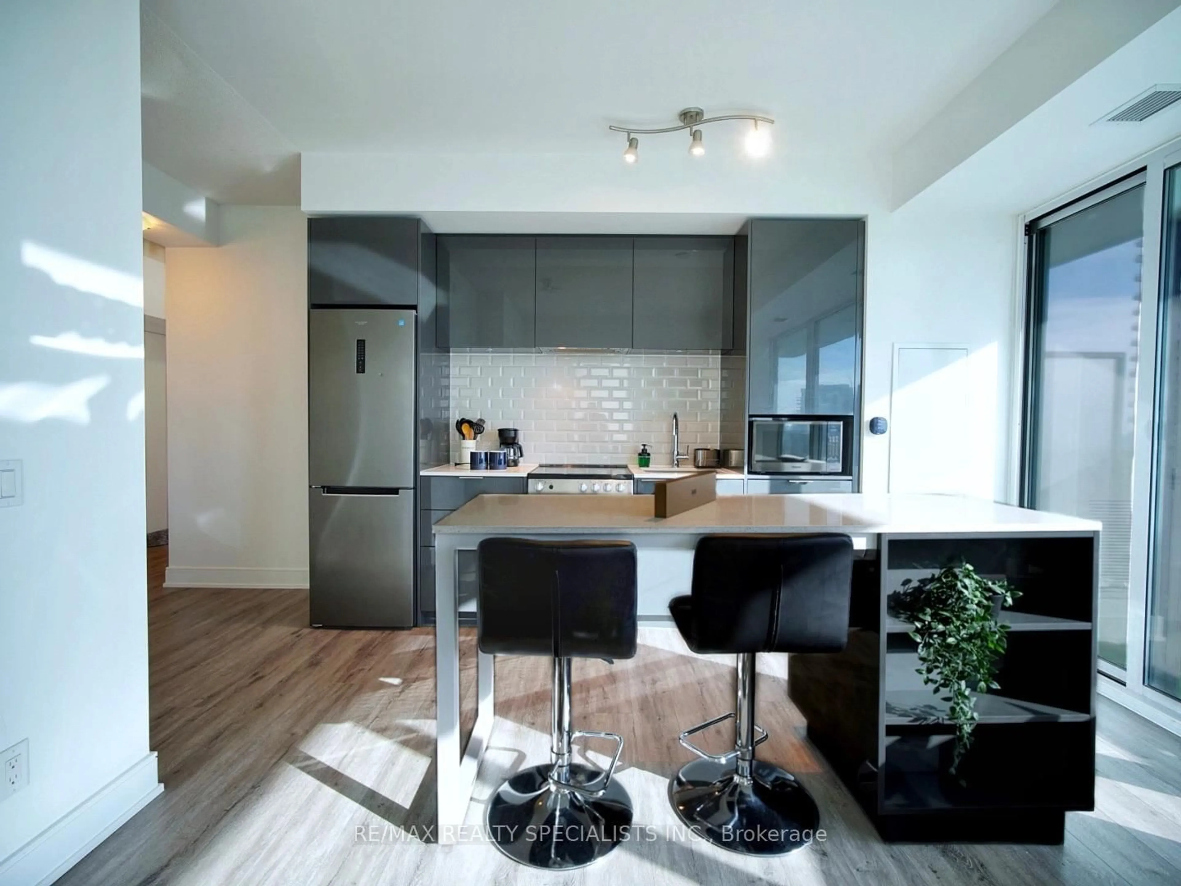 Open concept kitchen, unknown for 70 Annie Craig Dr #2009, Toronto Ontario M8V 0C5