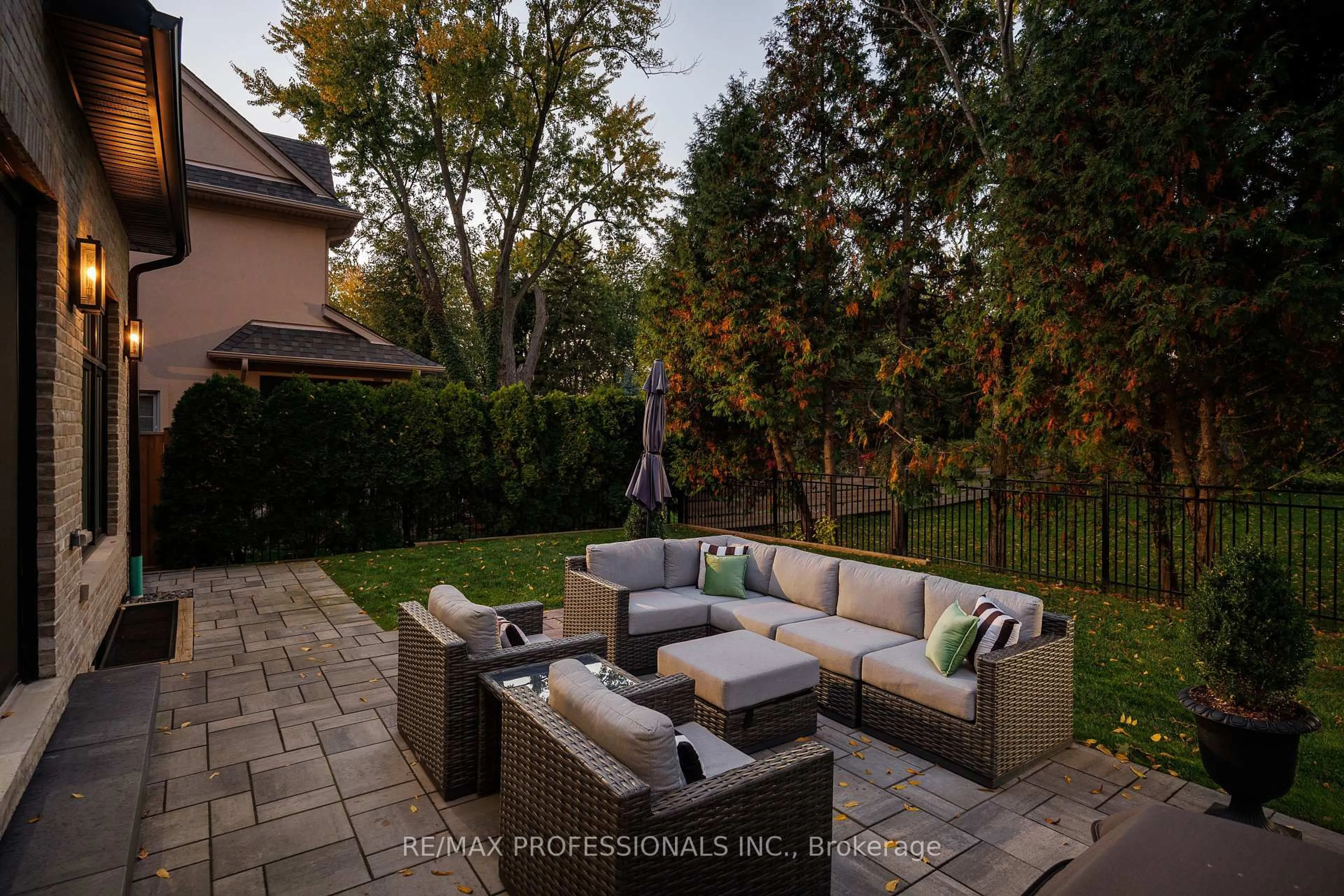 Patio, street for 2B Fairway Rd, Toronto Ontario M9A 5E9