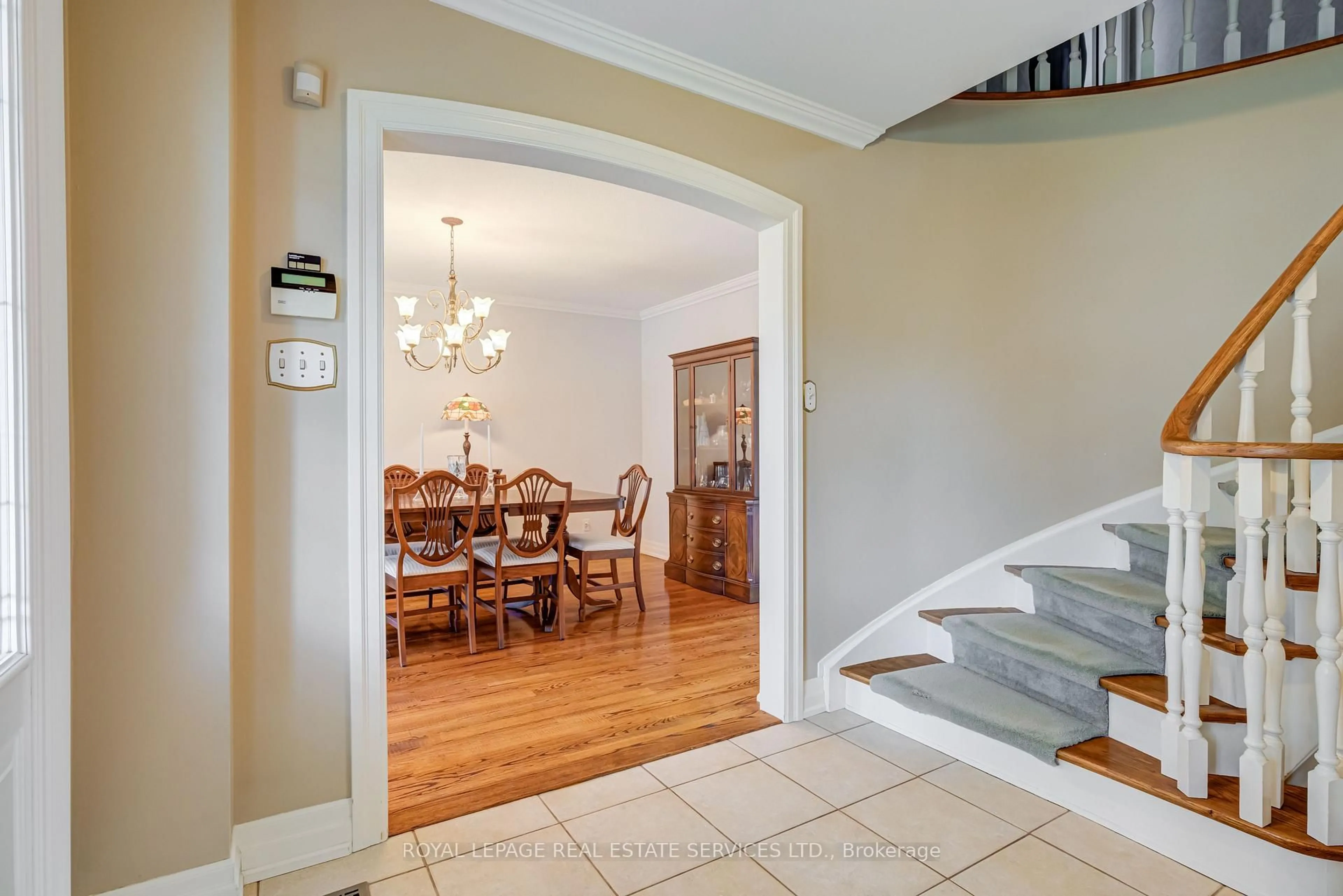 Indoor foyer for 716 Cameron Crt, Mississauga Ontario L5C 3B9