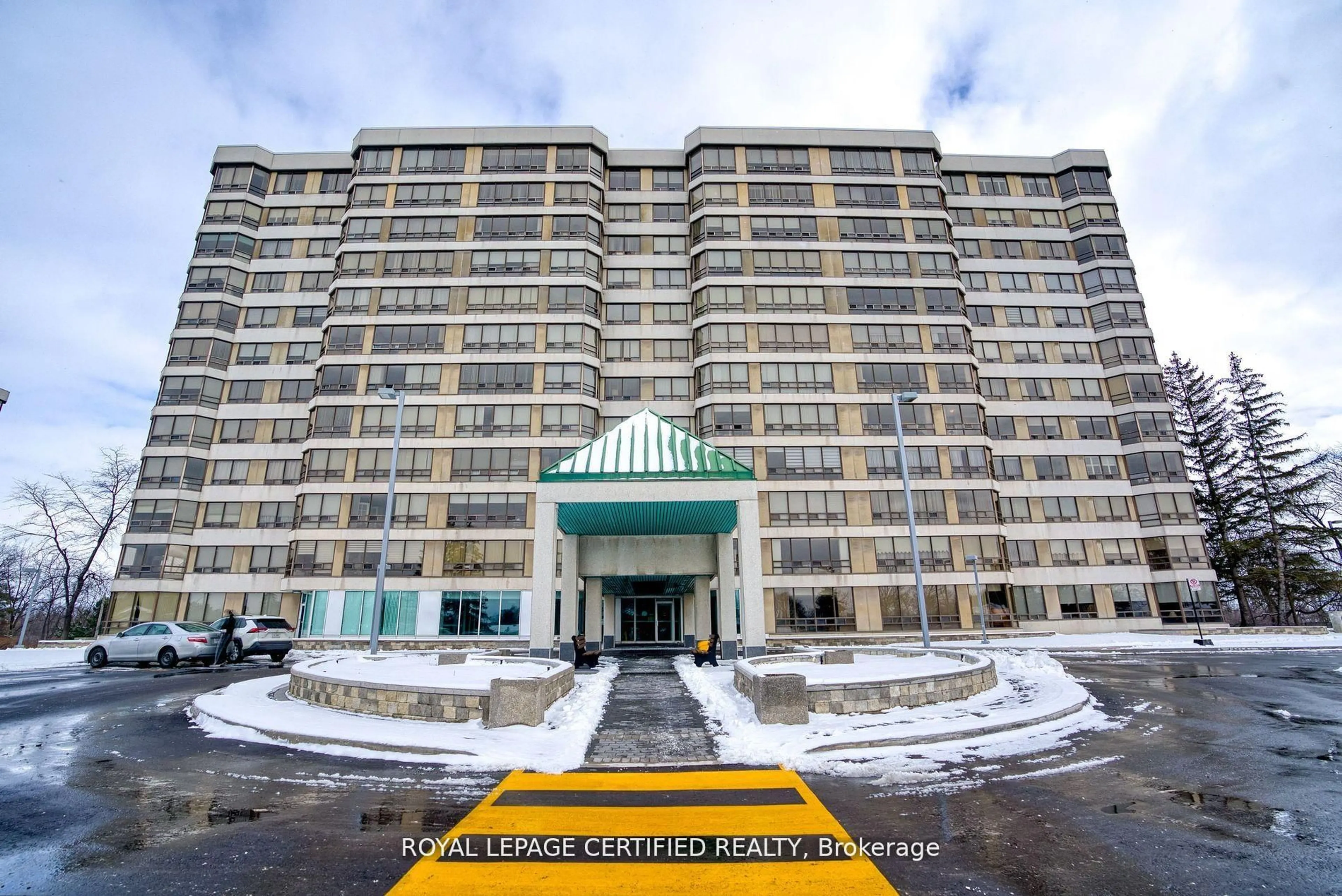 Indoor foyer for 320 Mill St #505, Brampton Ontario L6Y 3V2