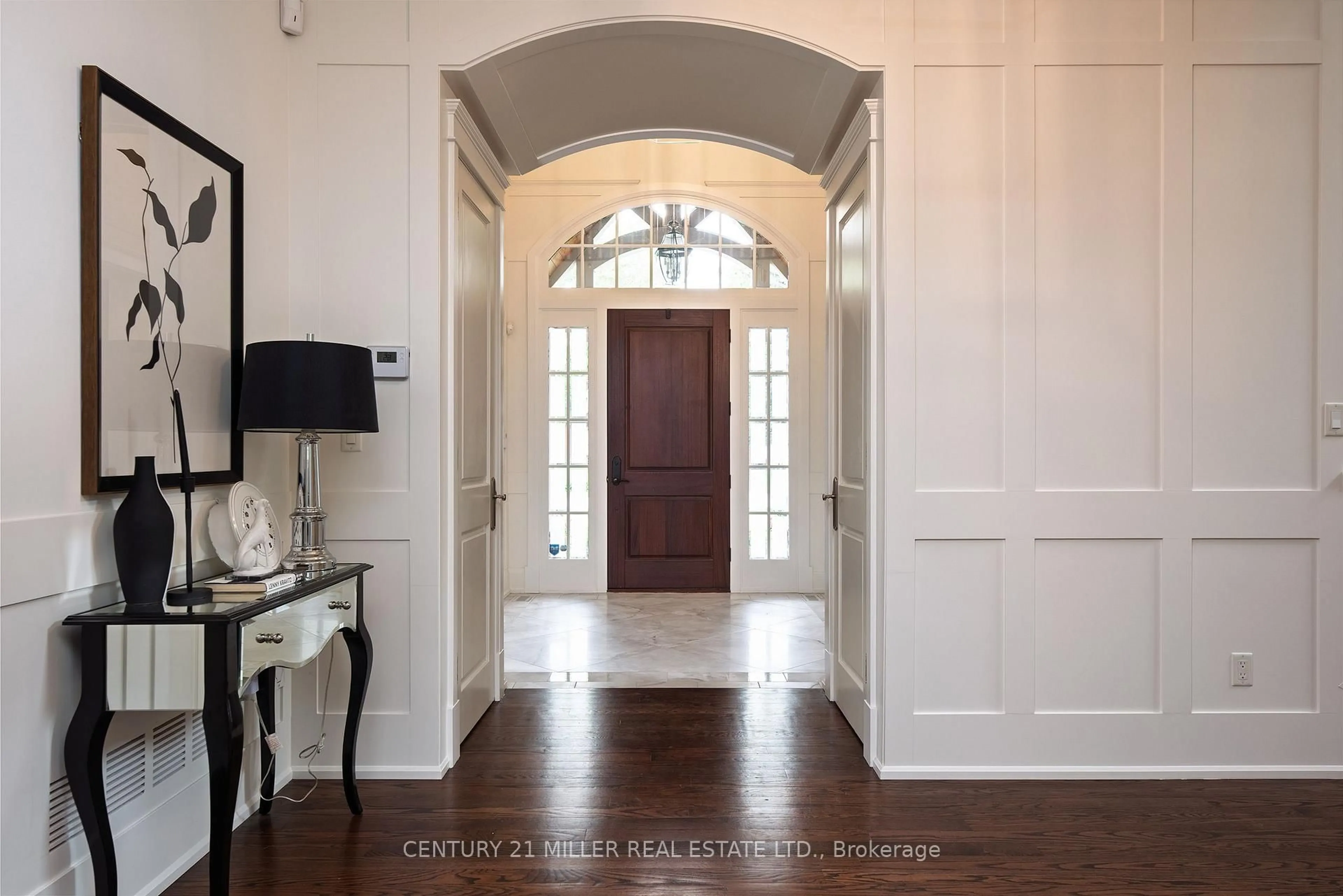 Indoor entryway for 209 Donessle Dr, Oakville Ontario L6J 3Y7