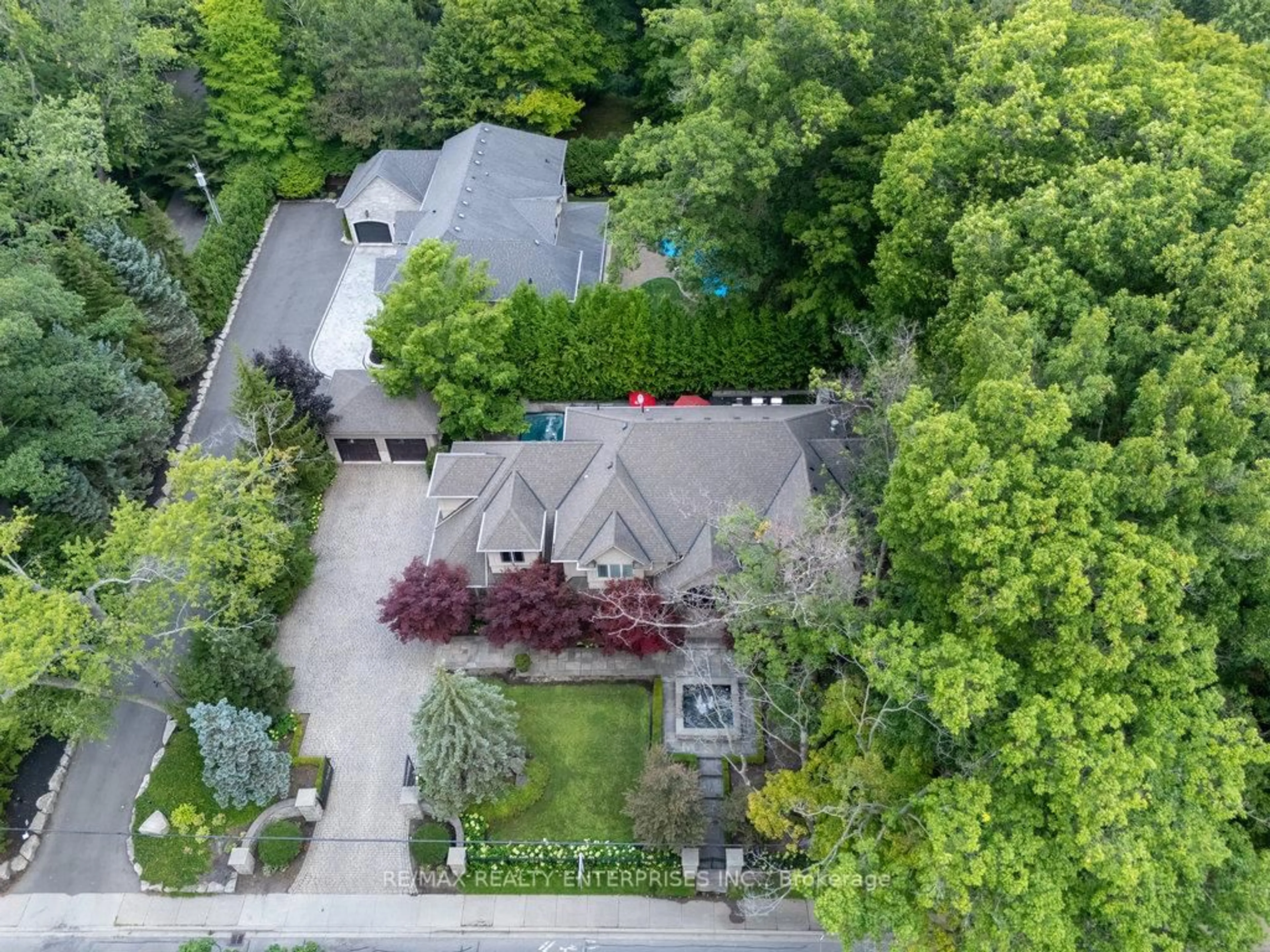 A pic from outside/outdoor area/front of a property/back of a property/a pic from drone, street for 5047 Lakeshore Rd, Burlington Ontario L7L 1B7