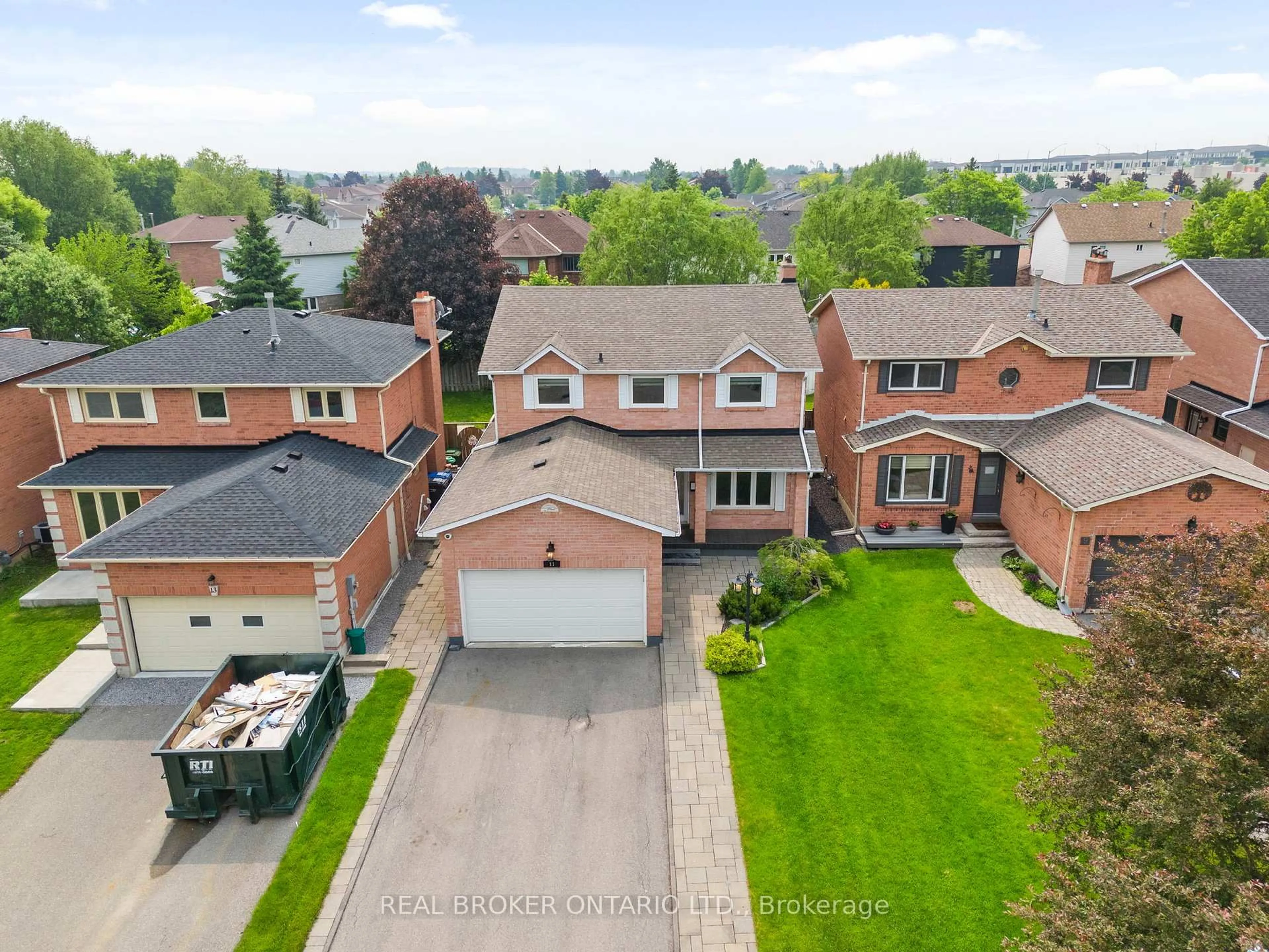 A pic from outside/outdoor area/front of a property/back of a property/a pic from drone, street for 11 Fountainbridge Dr, Caledon Ontario L7E 1P6