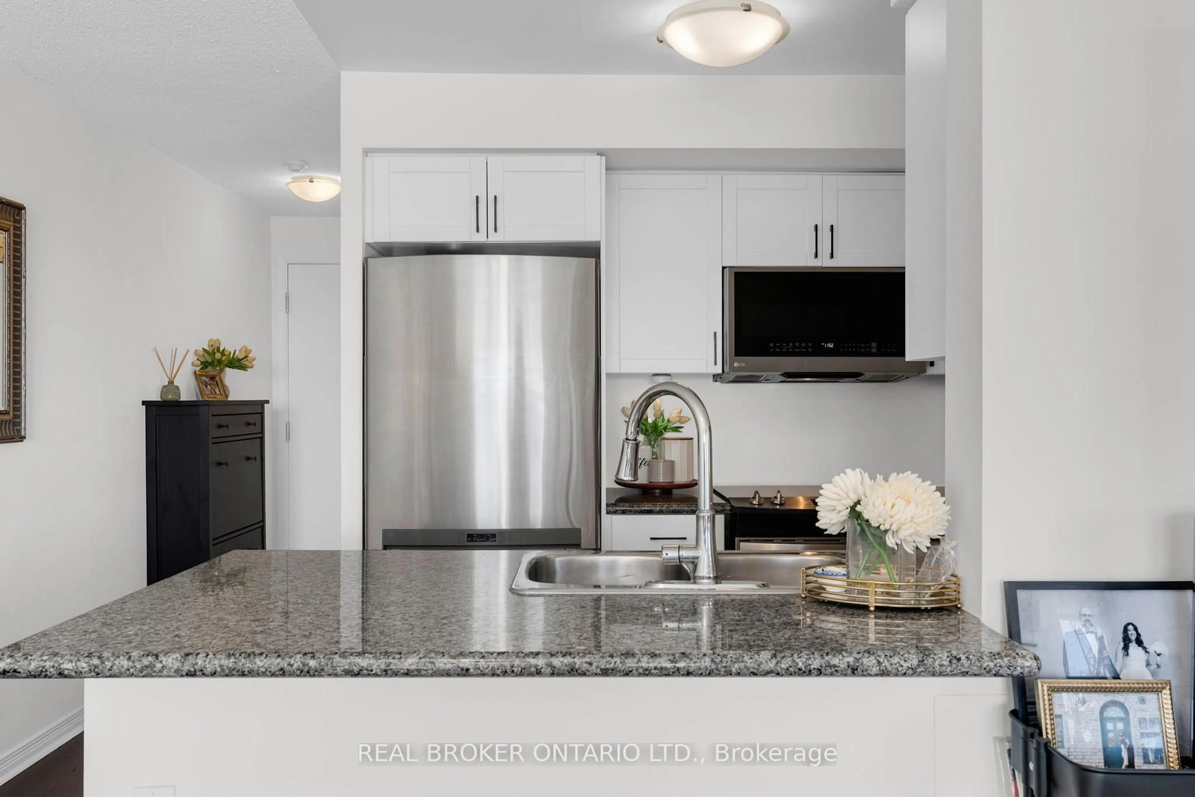 Open concept kitchen, ceramic/tile floor for 60 Heintzman St #1321, Toronto Ontario M6P 5A1