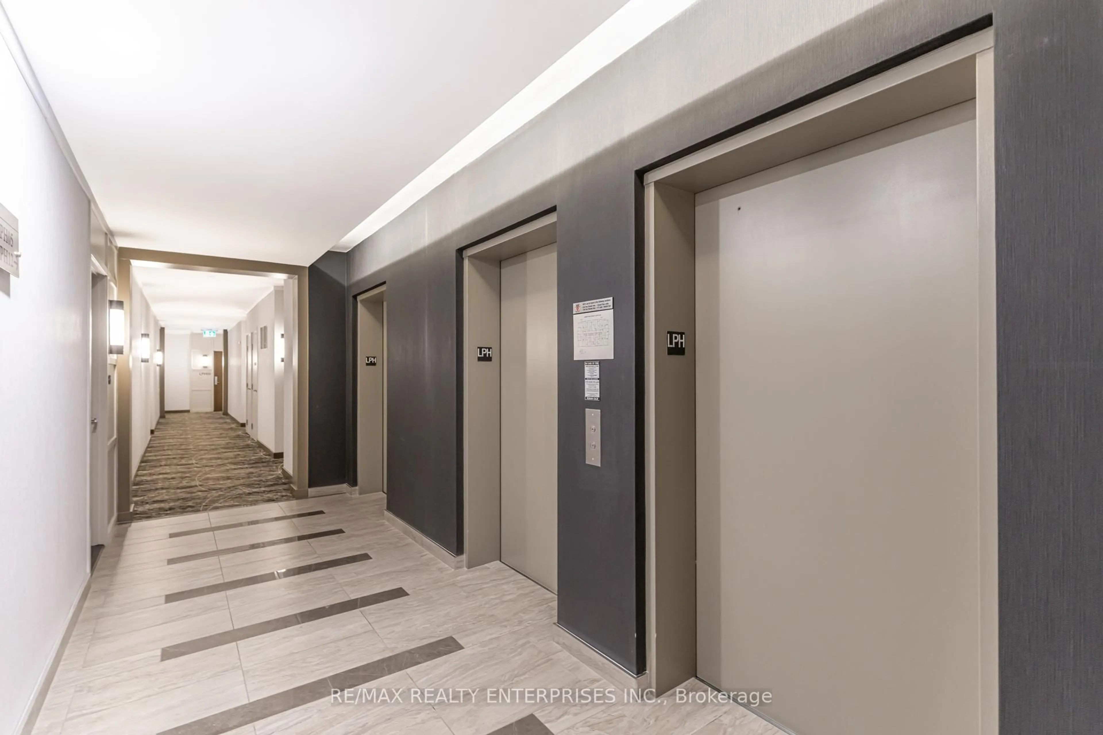 Indoor foyer for 1055 Southdown Rd #LPH02, Mississauga Ontario L5J 0A3