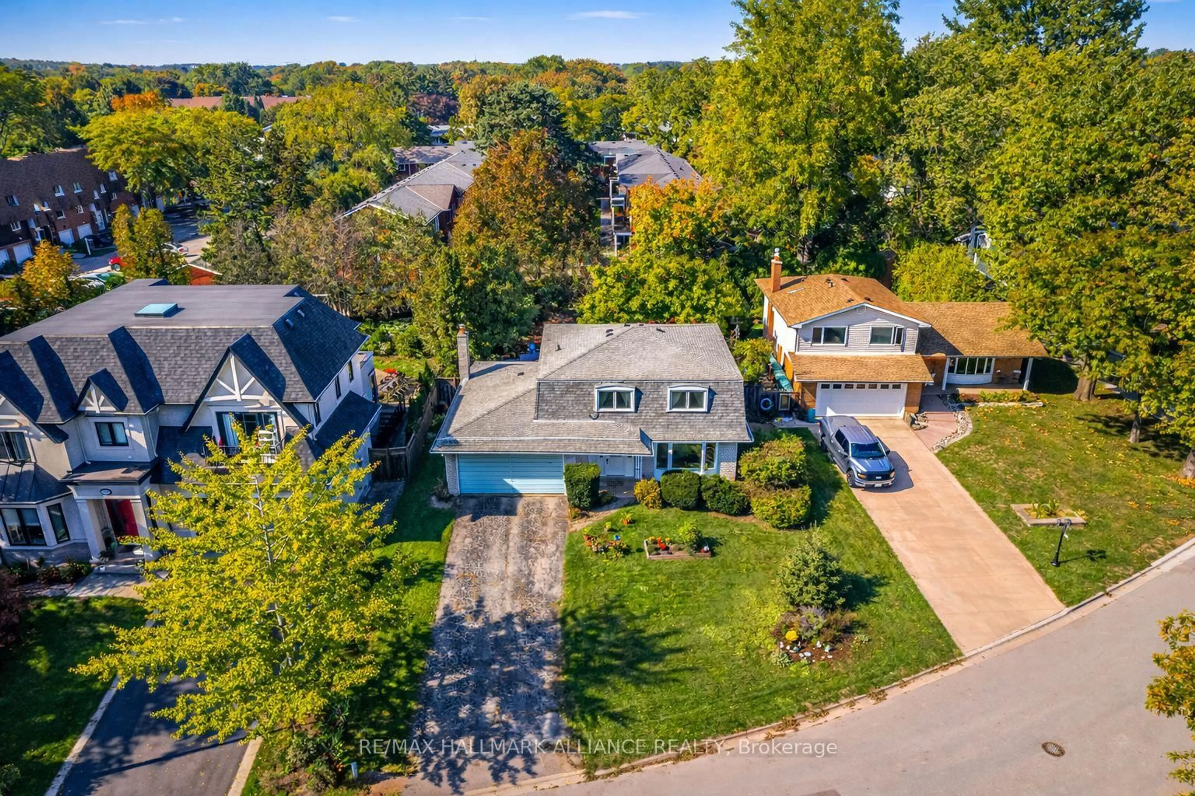 A pic from outside/outdoor area/front of a property/back of a property/a pic from drone, street for 2033 Water's Edge Dr, Oakville Ontario L6L 1A3