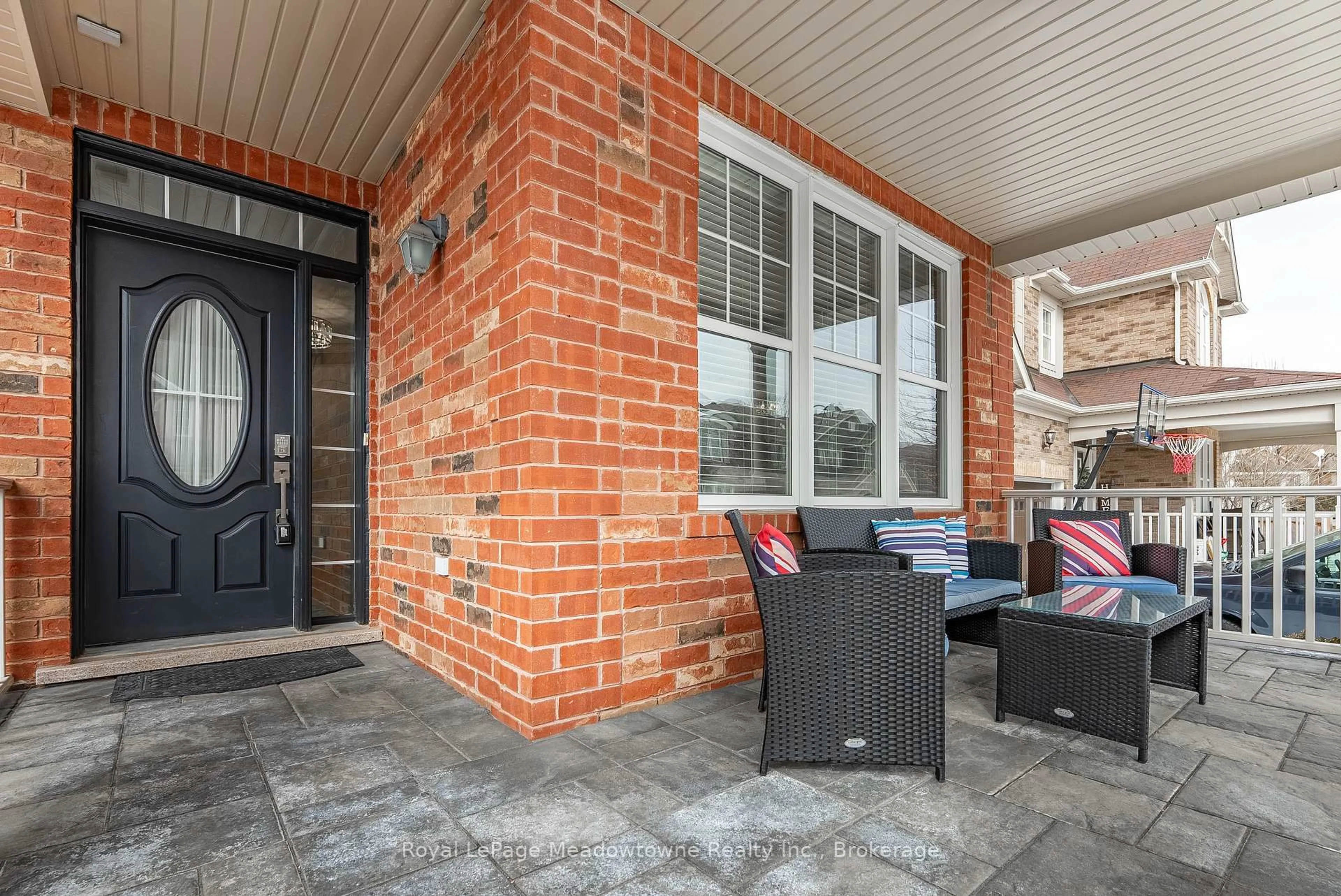 Patio, street for 400 Mickey Crt, Milton Ontario L9T 7N8