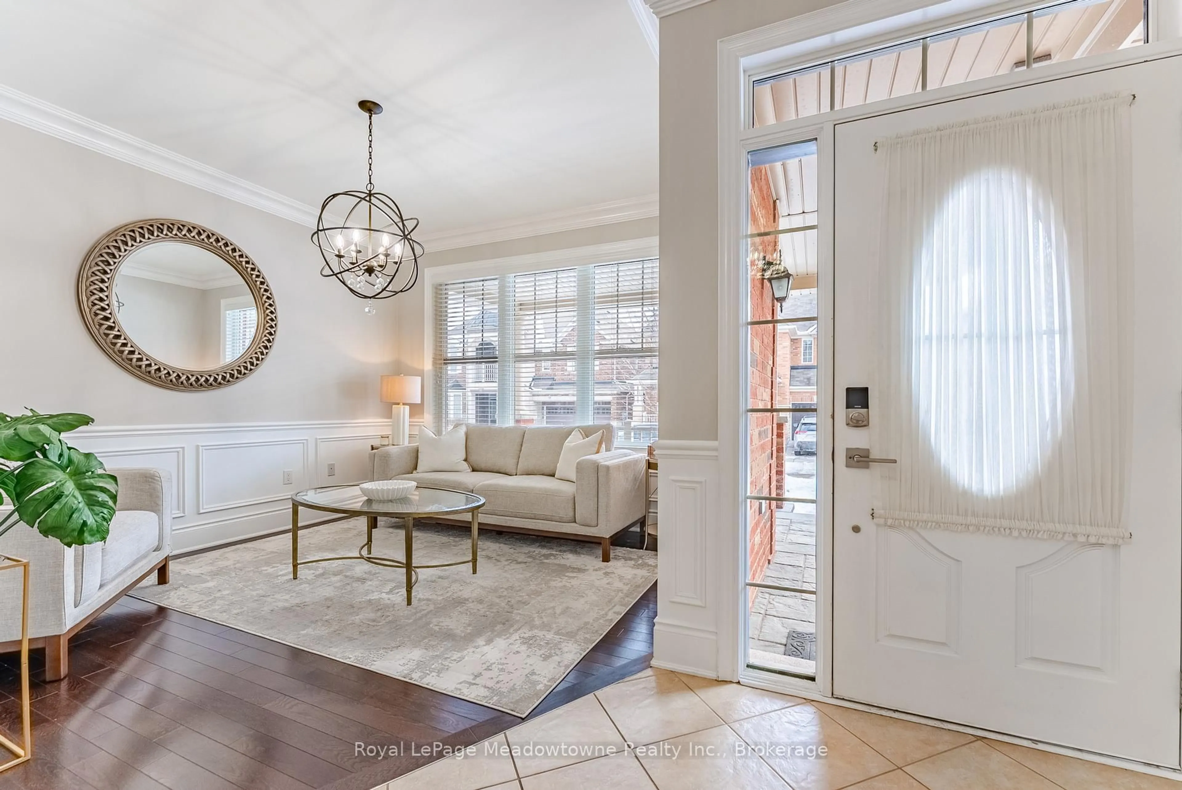 Indoor entryway for 400 Mickey Crt, Milton Ontario L9T 7N8