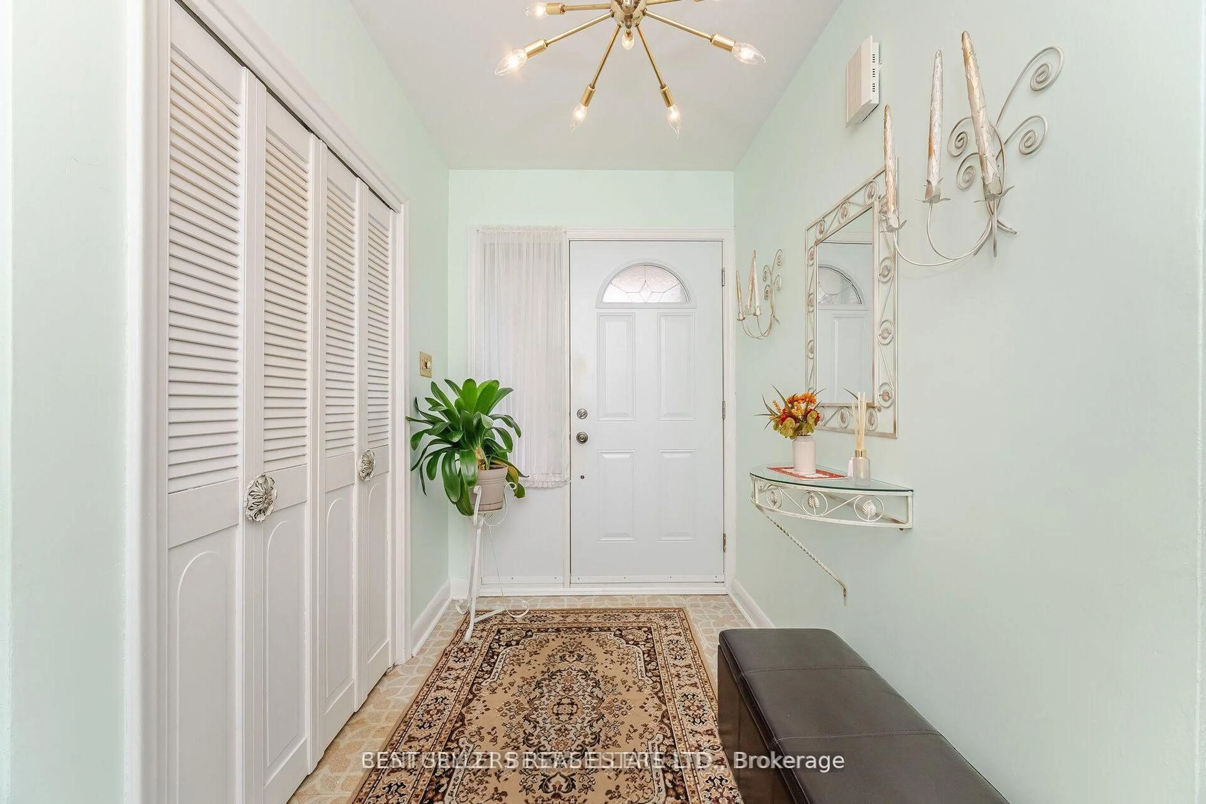 Indoor entryway for 47 Wenderly Dr, Toronto Ontario M6B 2P1