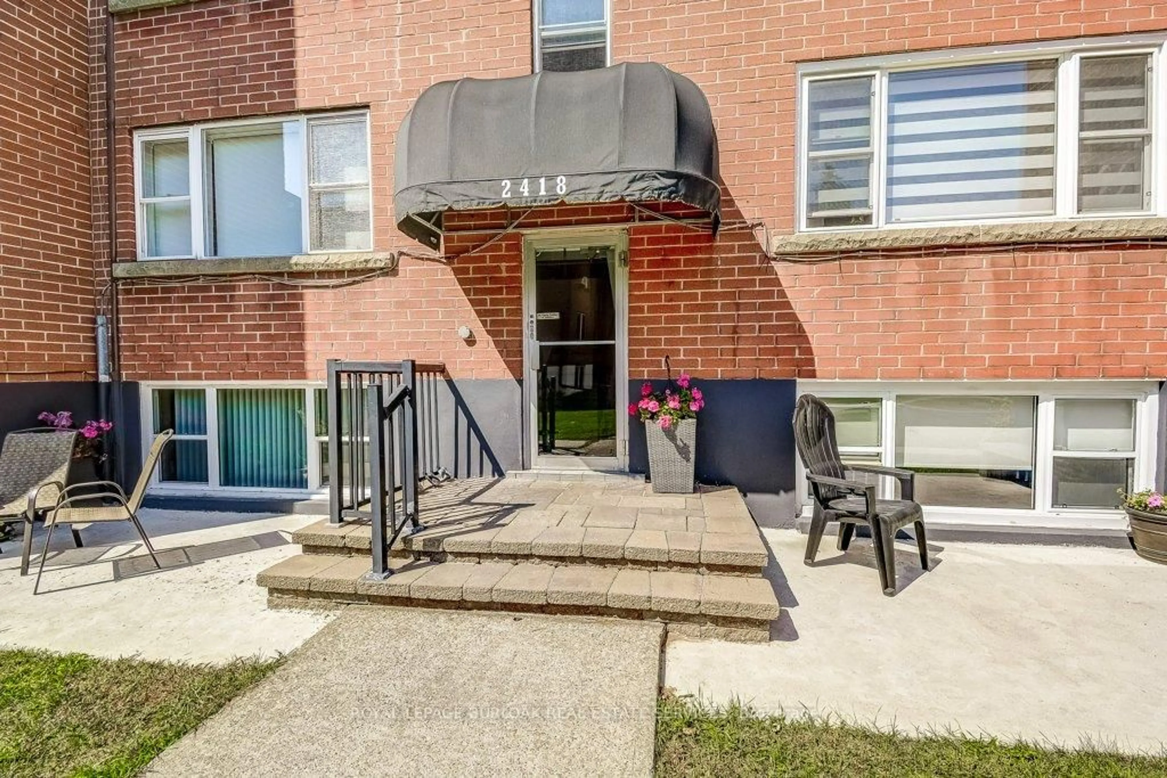 Patio, street for 2418 New St #1, Burlington Ontario L7R 1J6