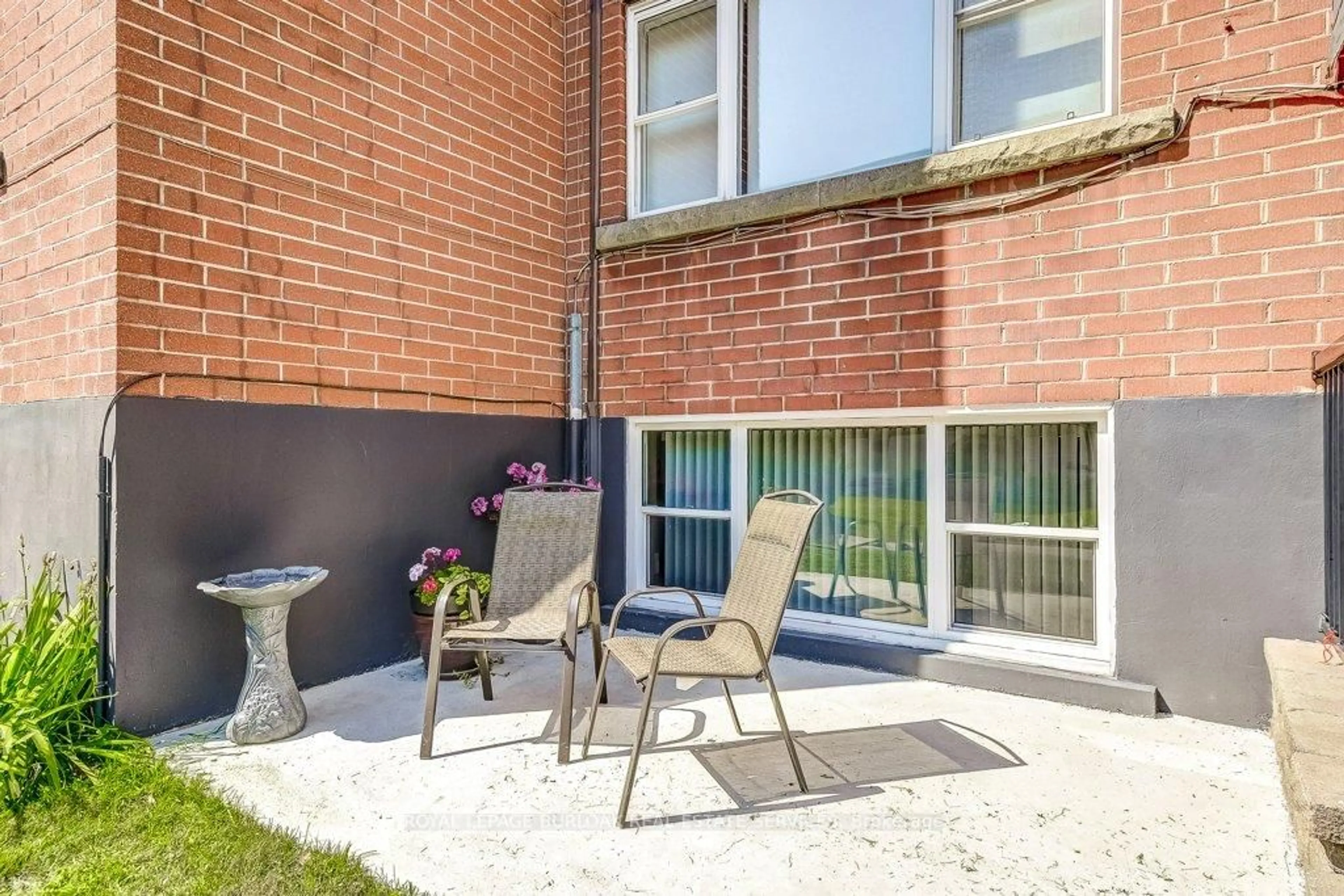 Patio, street for 2418 New St #1, Burlington Ontario L7R 1J6