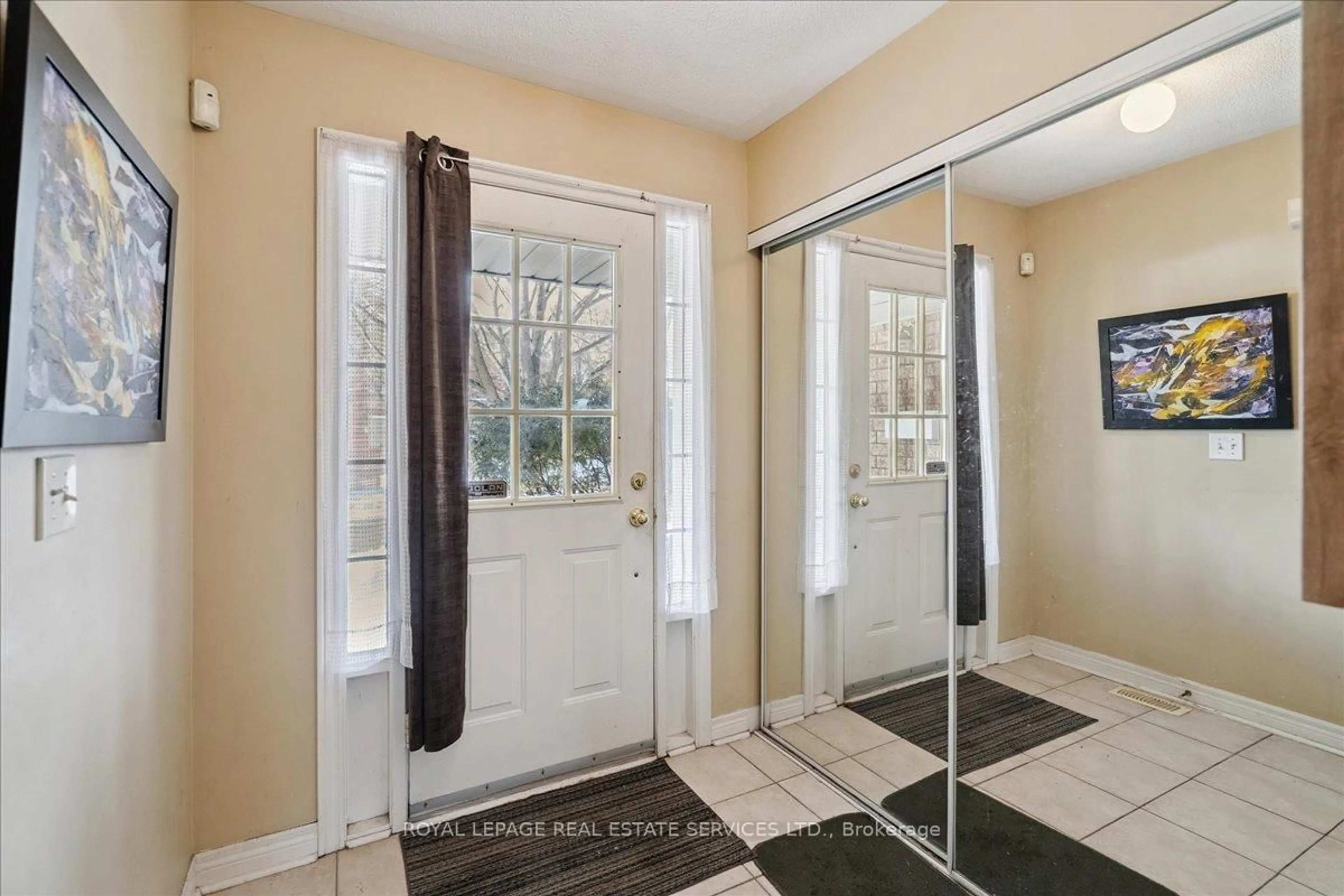 Indoor entryway for 2871 DARIEN Rd #14, Burlington Ontario L7M 4R6