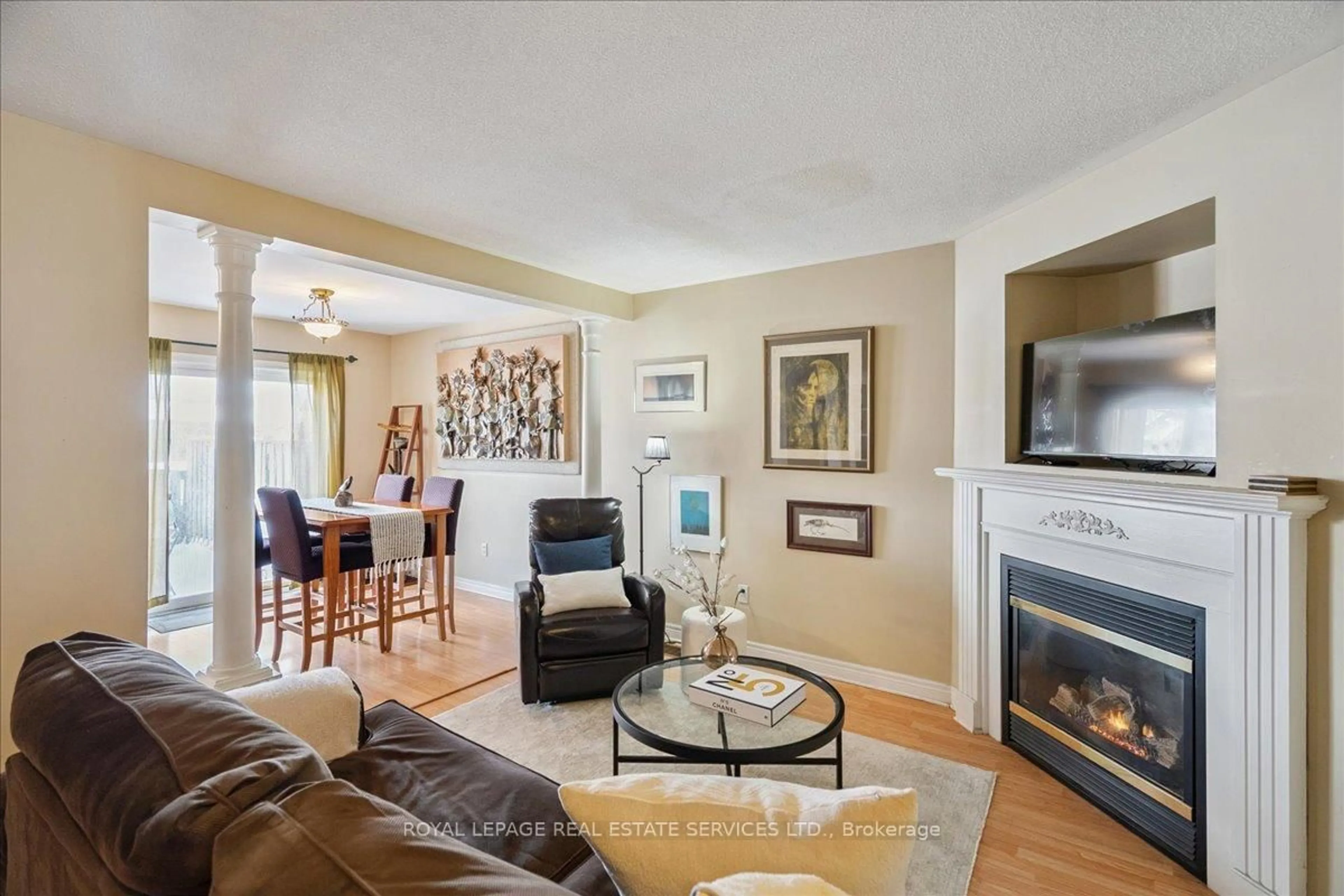 Living room with furniture, unknown for 2871 DARIEN Rd #14, Burlington Ontario L7M 4R6