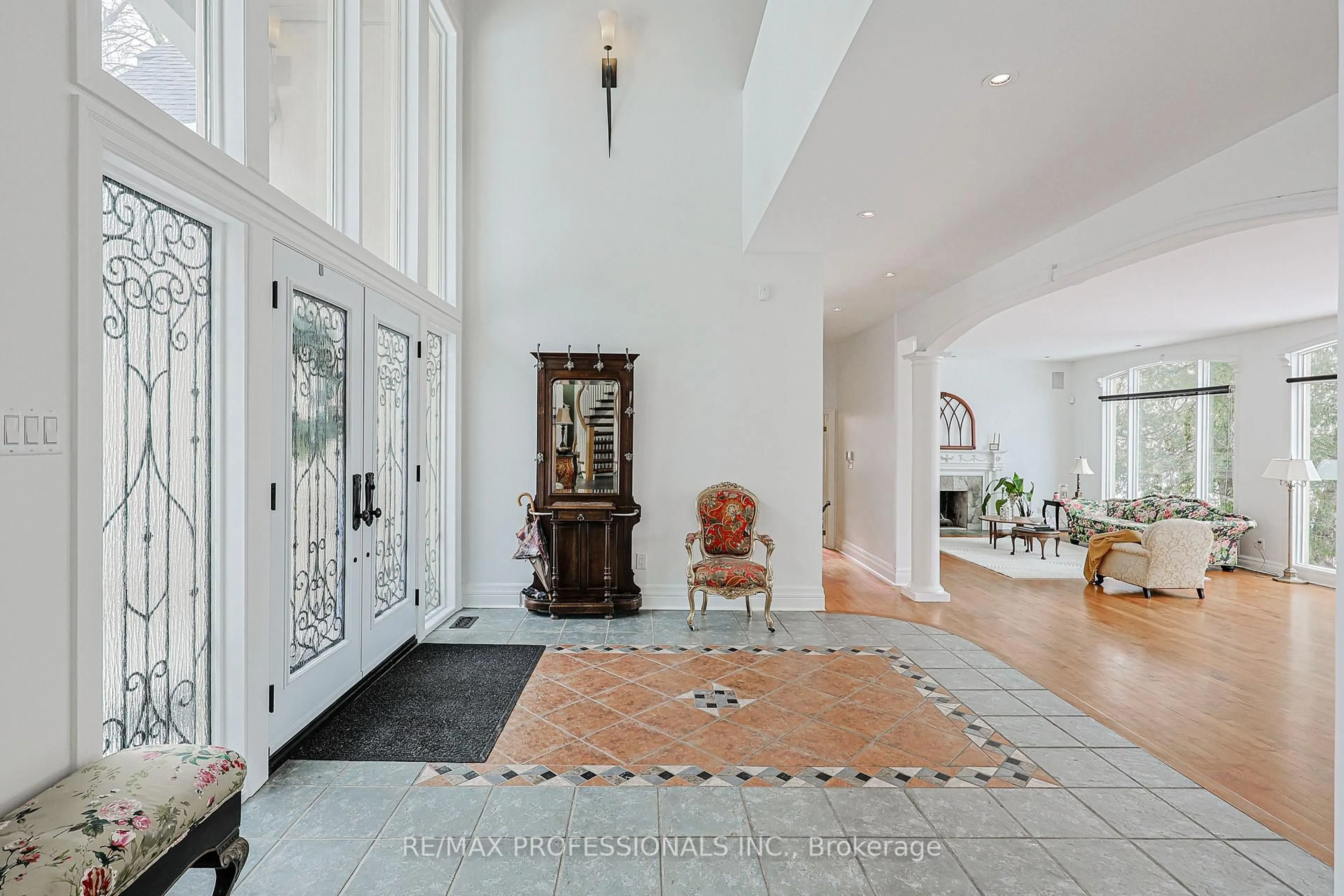 Indoor foyer for 84 Neilson Dr, Toronto Ontario M9C 1V7