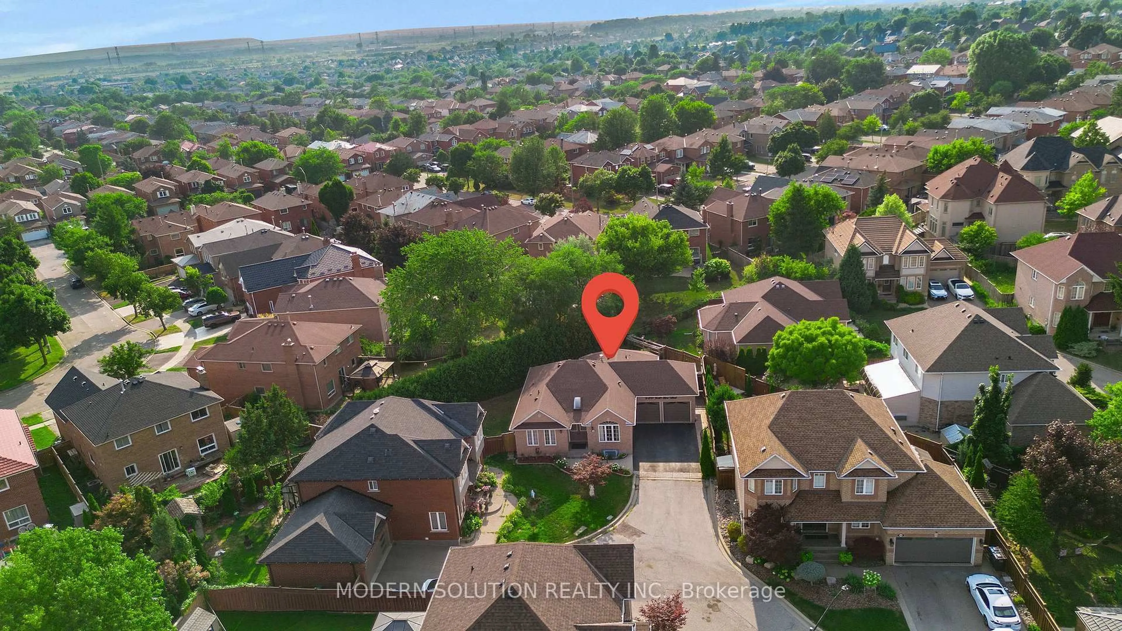 A pic from outside/outdoor area/front of a property/back of a property/a pic from drone, street for 6431 Tenth Line, Mississauga Ontario L5N 7J5