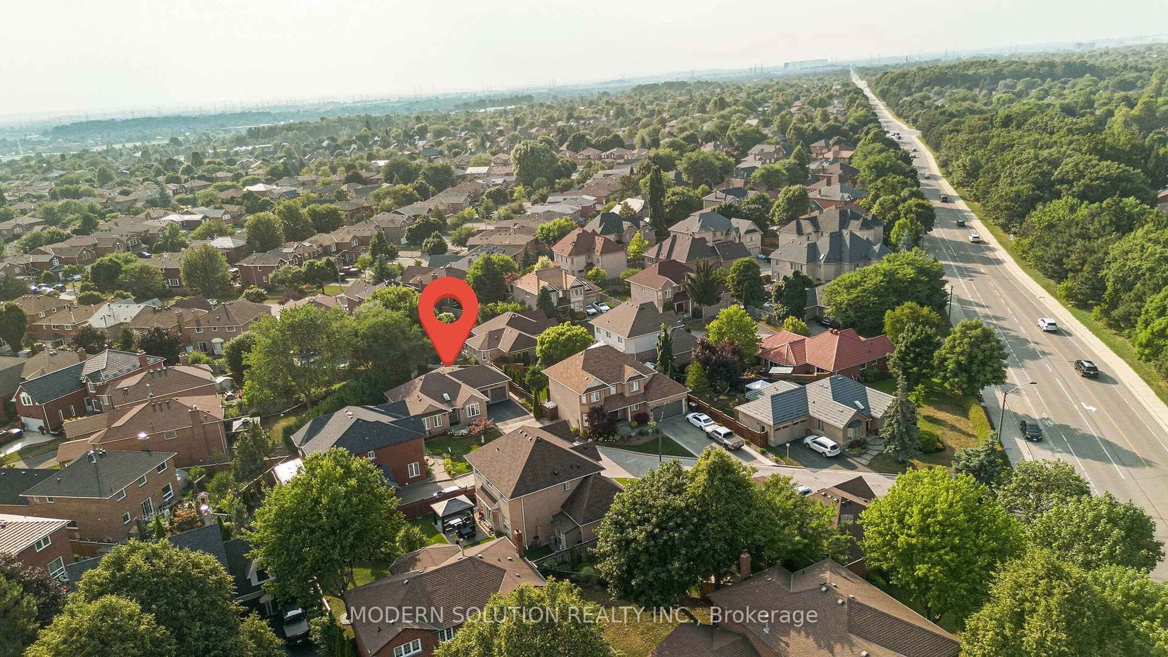 A pic from outside/outdoor area/front of a property/back of a property/a pic from drone, street for 6431 Tenth Line, Mississauga Ontario L5N 7J5