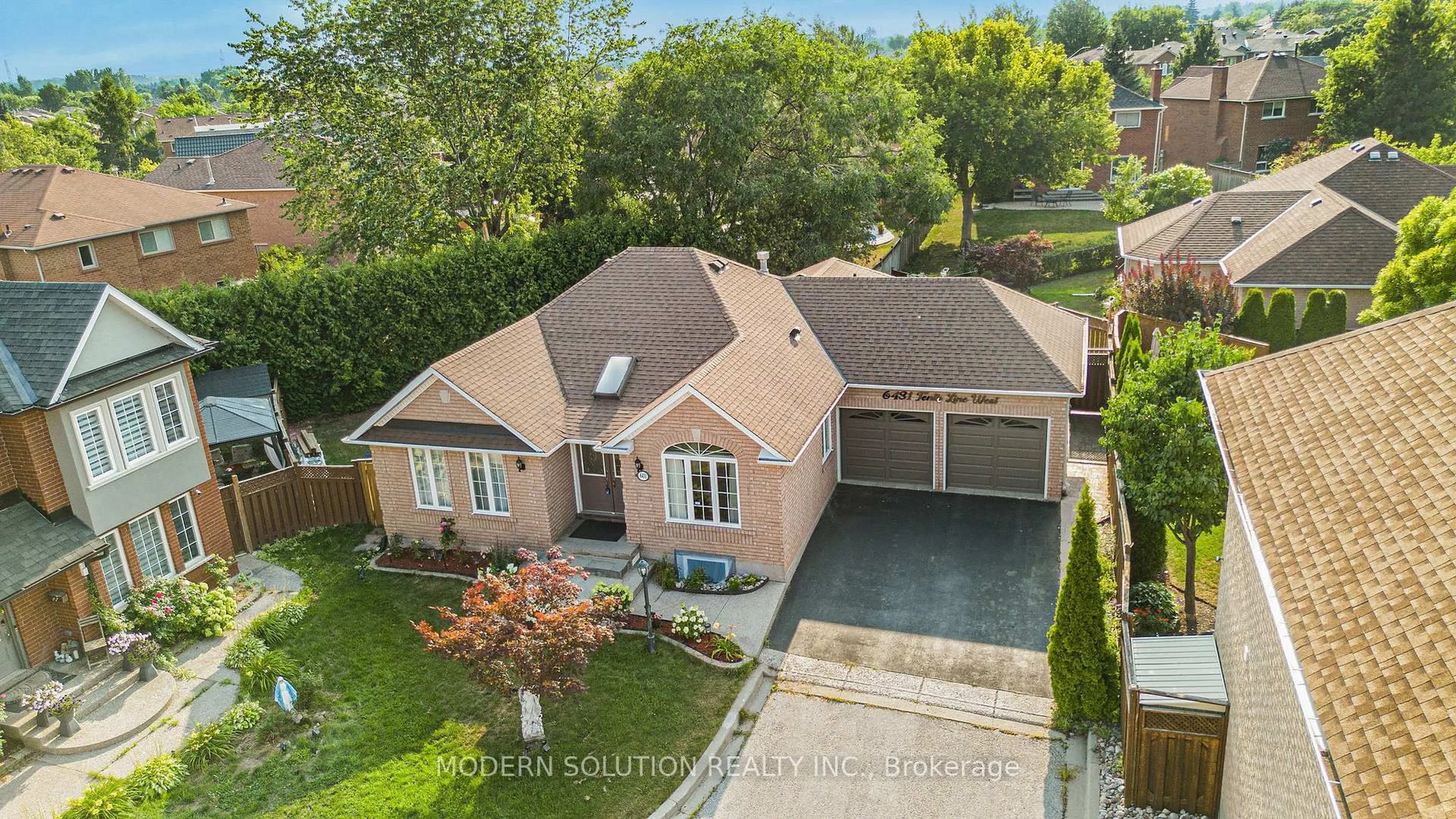 A pic from outside/outdoor area/front of a property/back of a property/a pic from drone, street for 6431 Tenth Line, Mississauga Ontario L5N 7J5