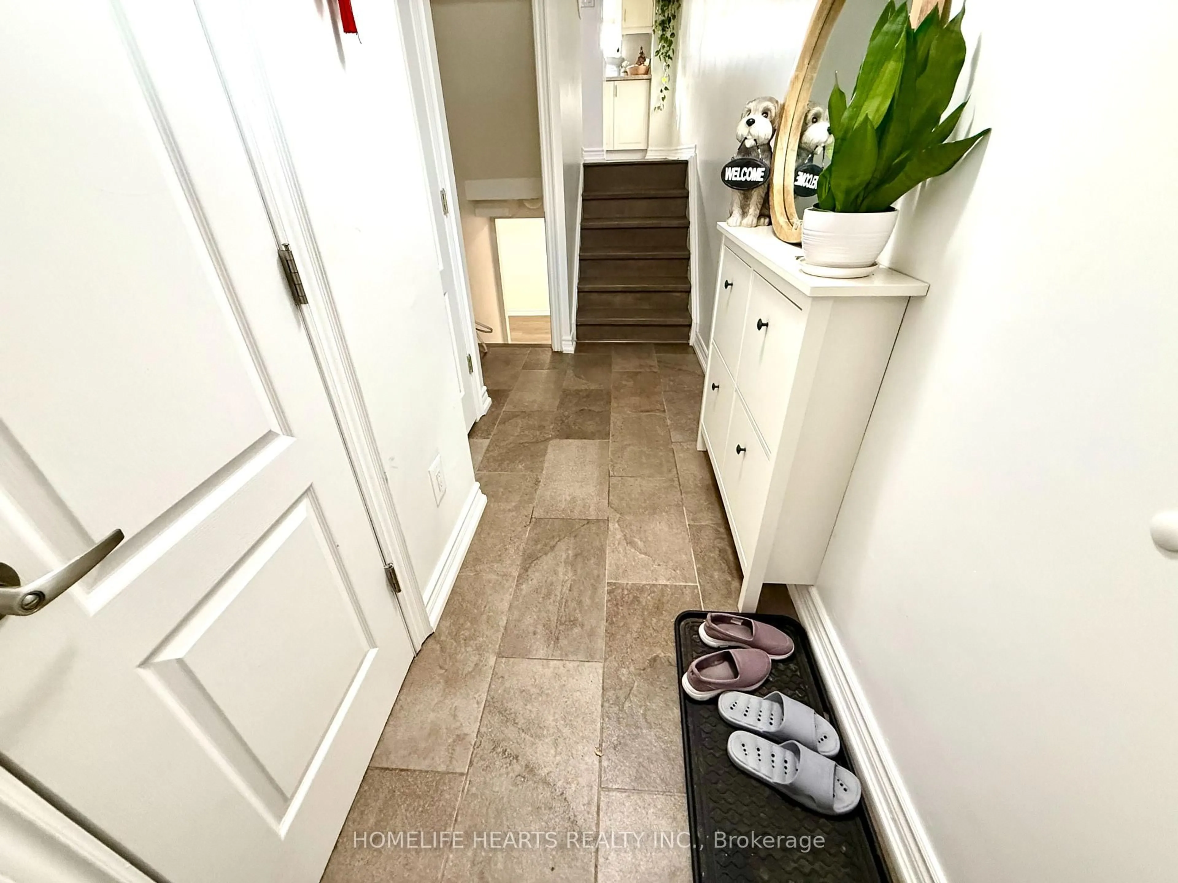 Indoor entryway for 235 Bronte St #30, Milton Ontario L9T 3V8