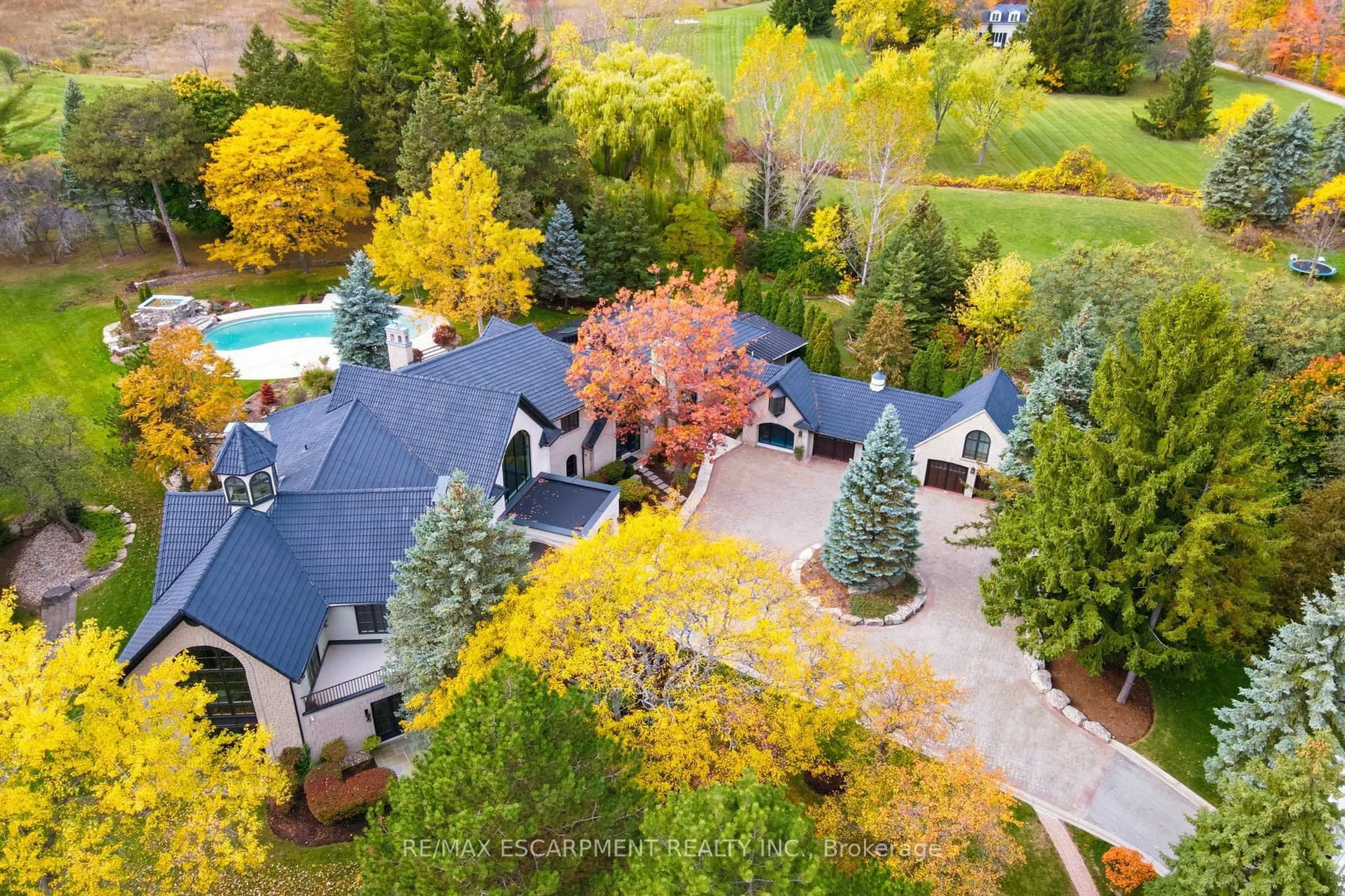 A pic from outside/outdoor area/front of a property/back of a property/a pic from drone, unknown for 3320 Guelph Line, Burlington Ontario L7P 0S7