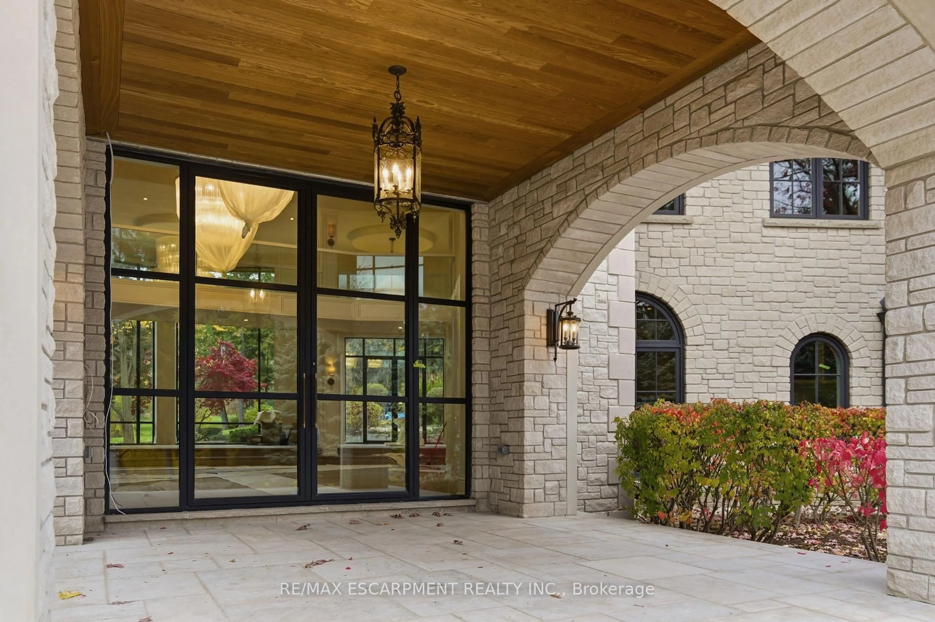 Indoor entryway for 3320 Guelph Line, Burlington Ontario L7P 0S7