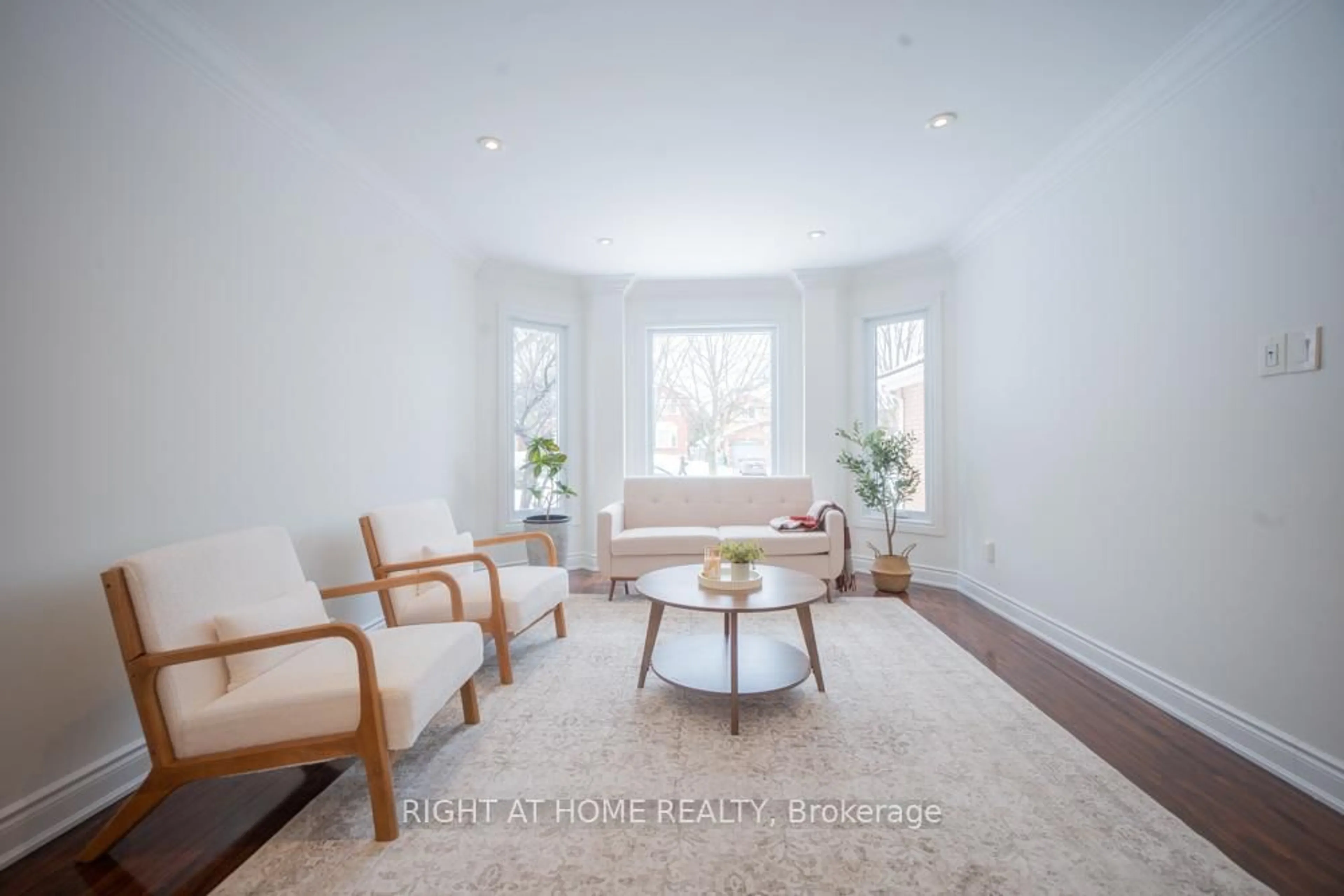 Living room with furniture, unknown for 2088 Perran Dr, Mississauga Ontario L5K 2R4