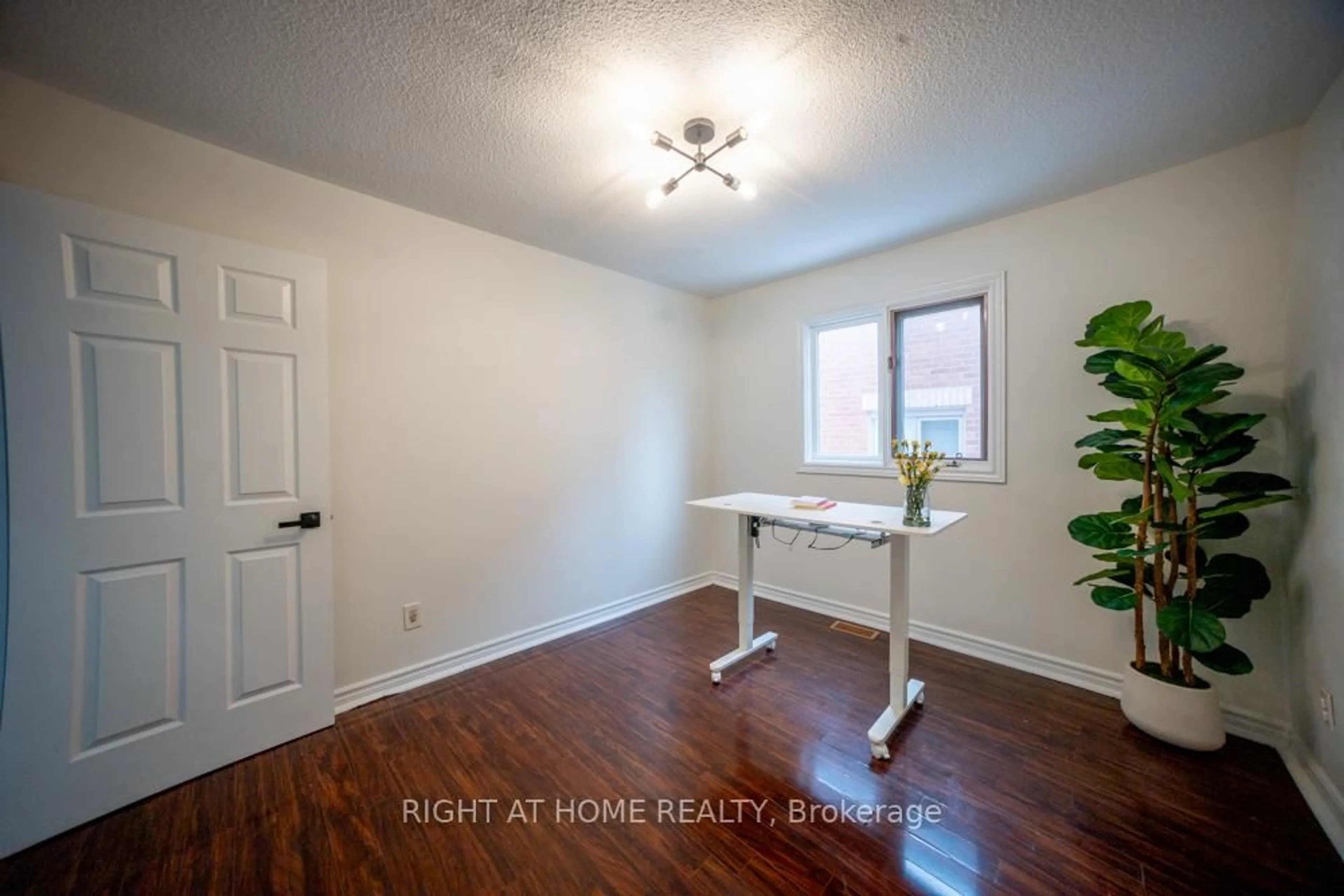 A pic of a room for 2088 Perran Dr, Mississauga Ontario L5K 2R4