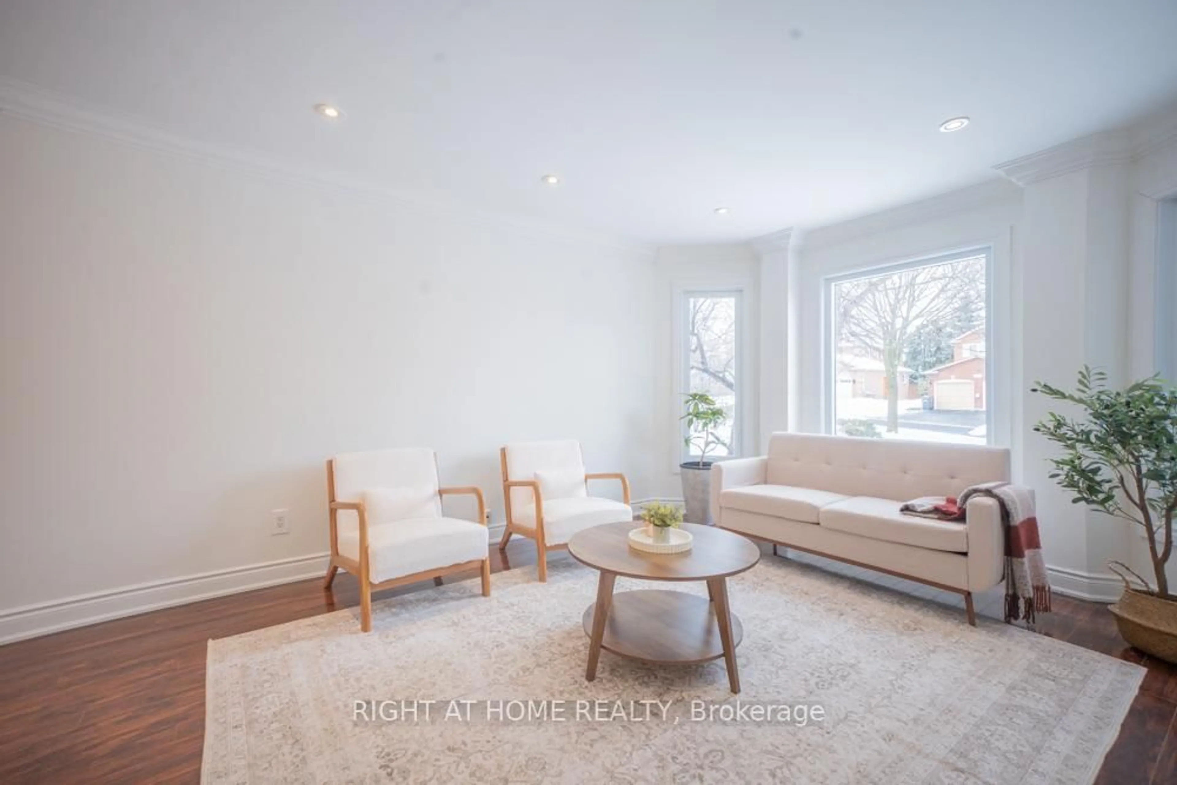 Living room with furniture, unknown for 2088 Perran Dr, Mississauga Ontario L5K 2R4