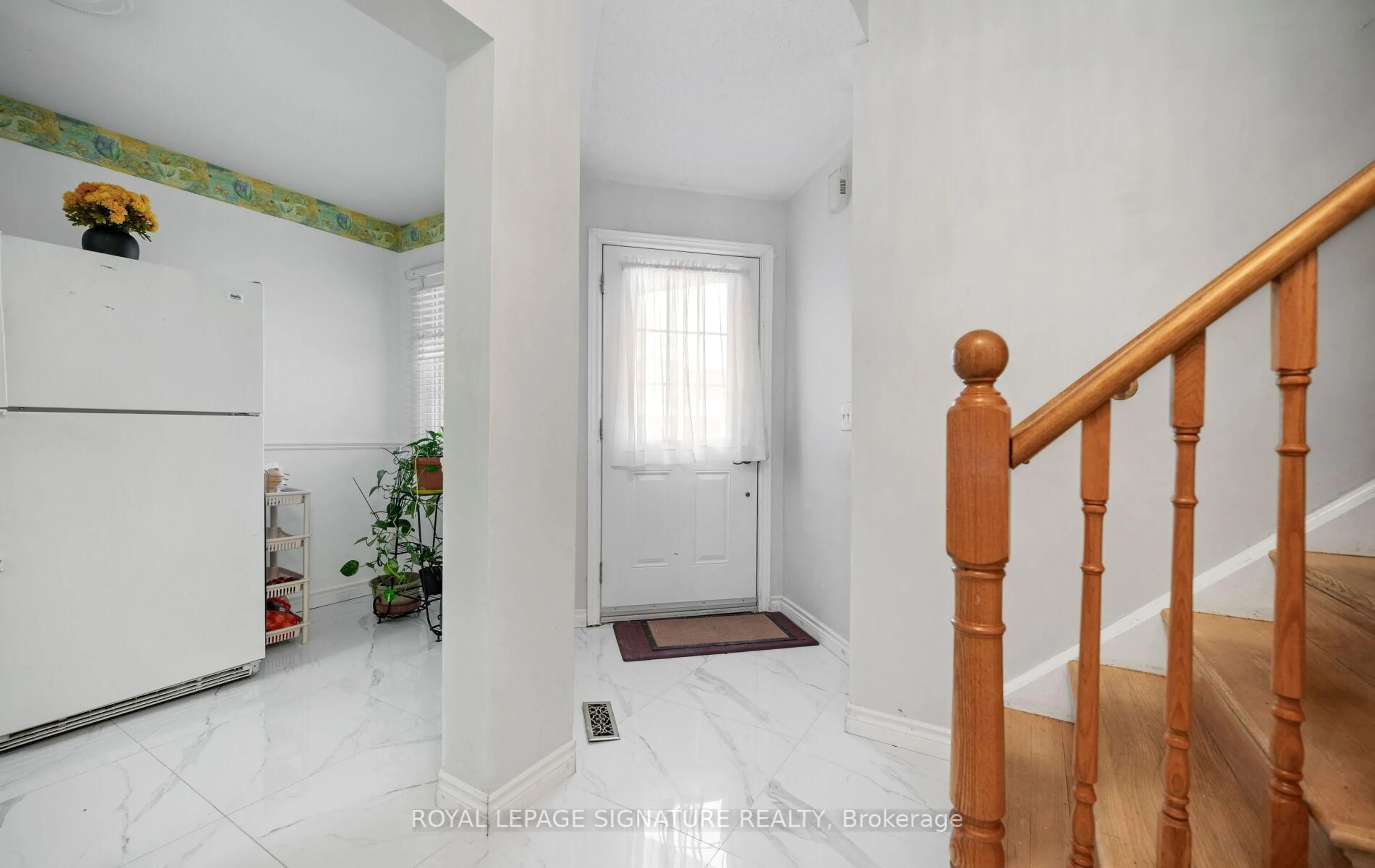 Indoor foyer for 3 Lancewood Cres, Brampton Ontario L6S 5Y6