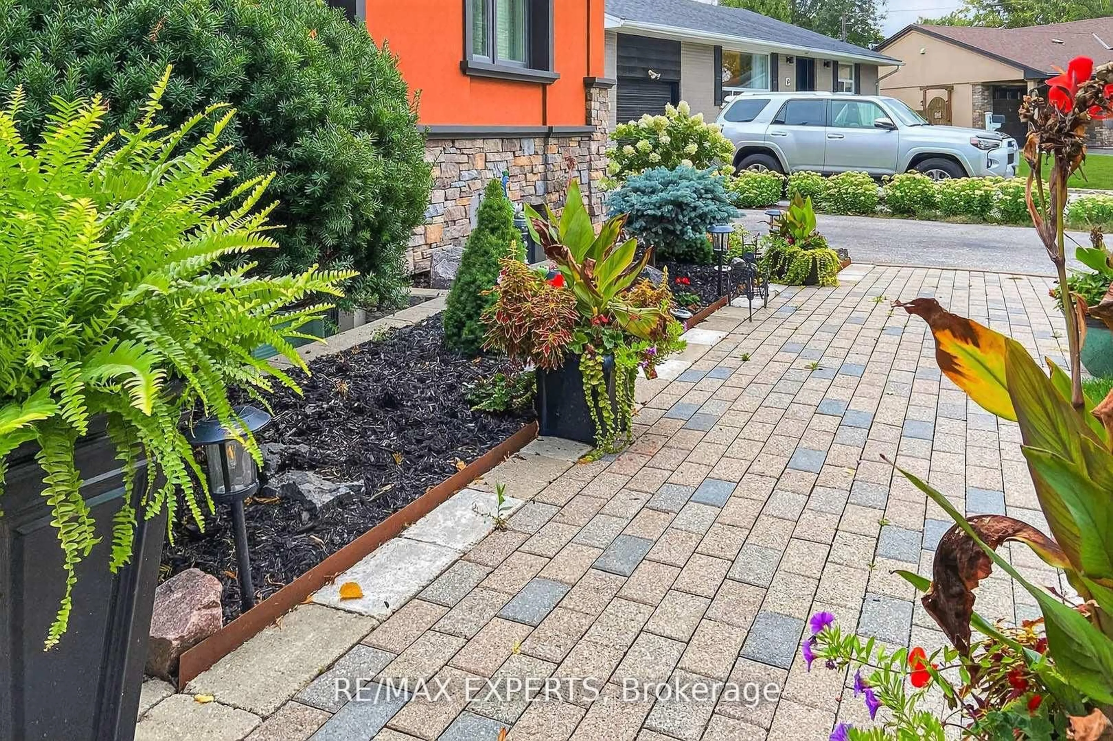 Unknown for 60 Suburban Dr, Mississauga Ontario L5N 1G9