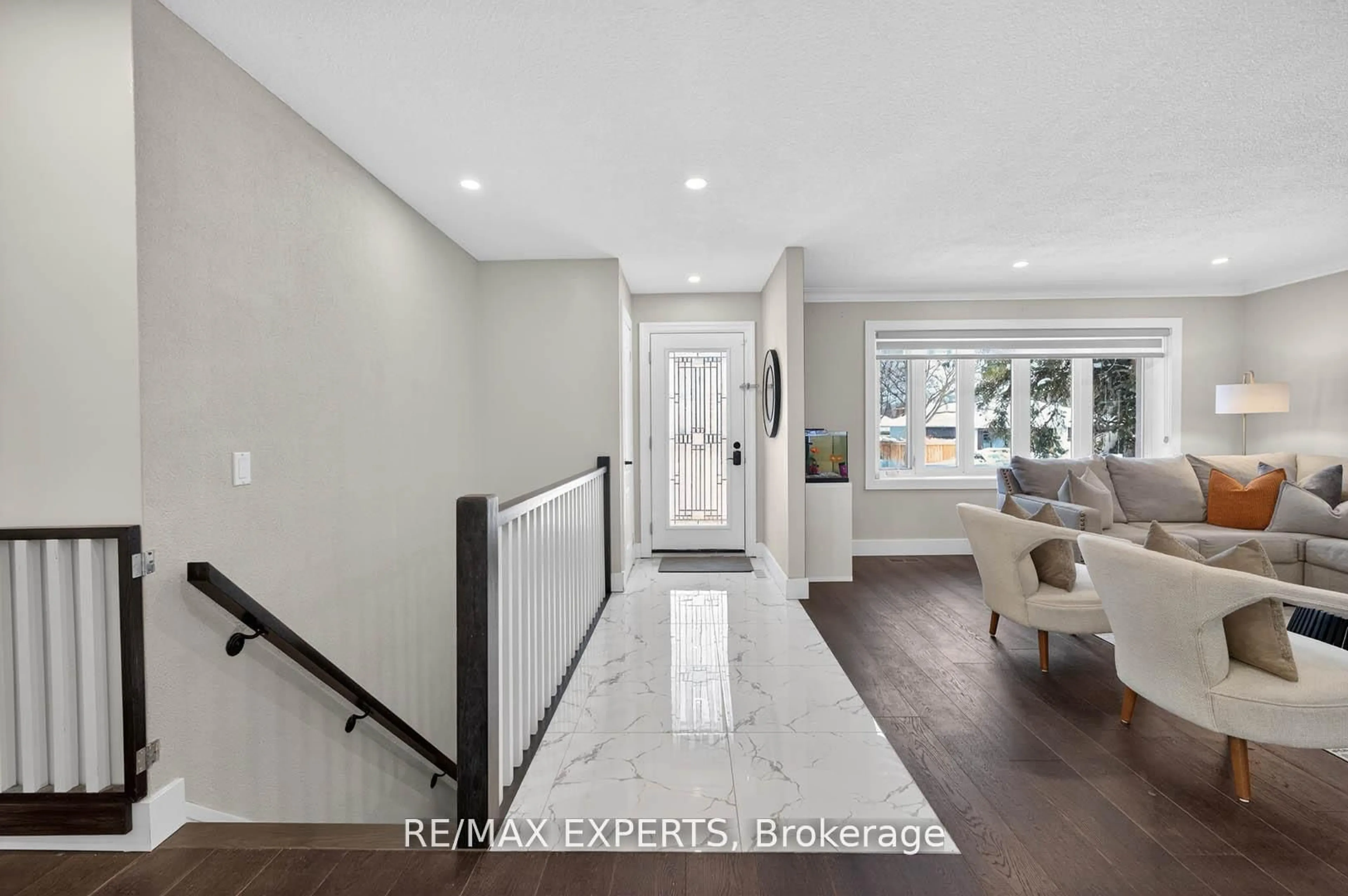 Indoor entryway for 60 Suburban Dr, Mississauga Ontario L5N 1G9