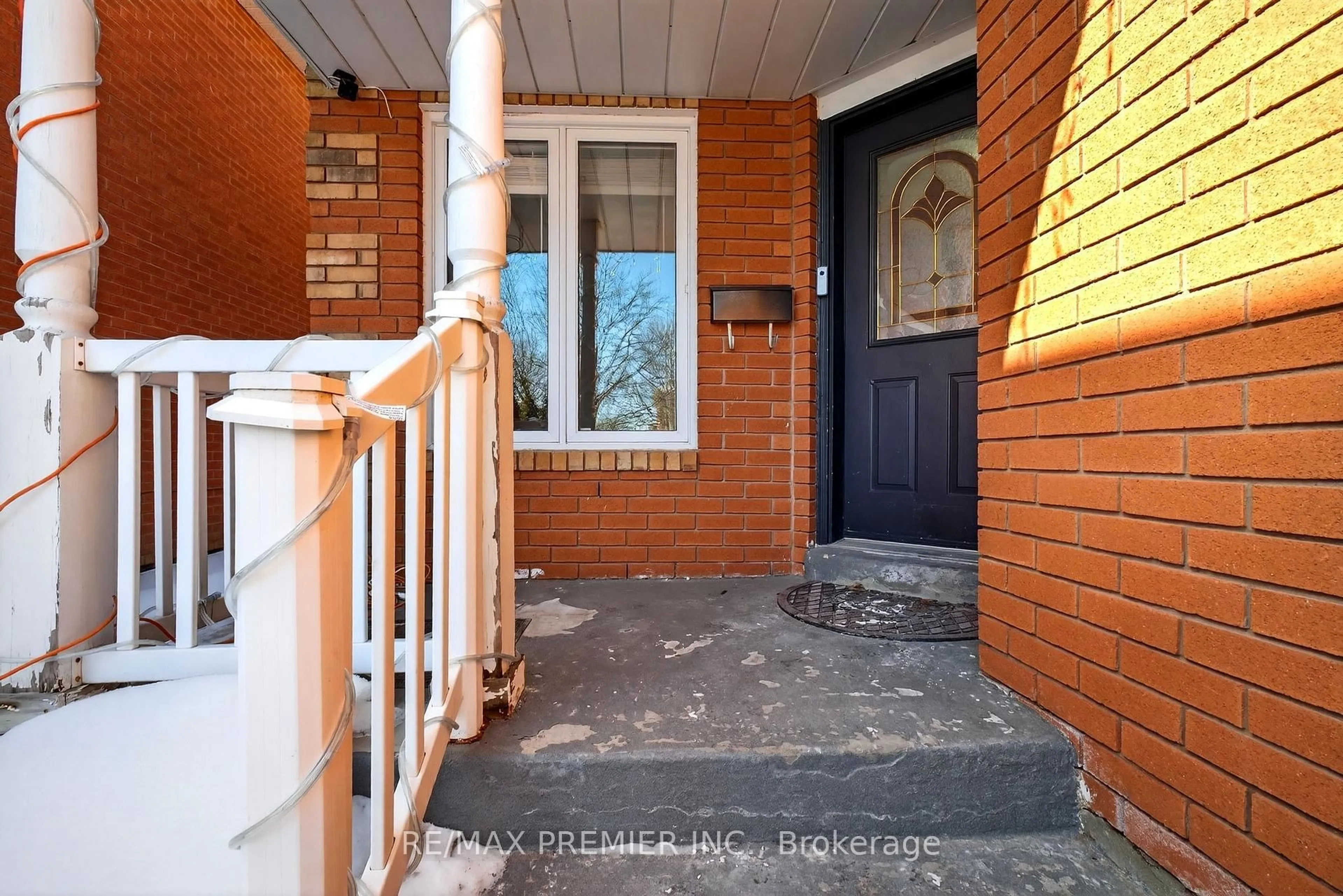 Indoor entryway for 12 Bayview St, Brampton Ontario L6X 4P1