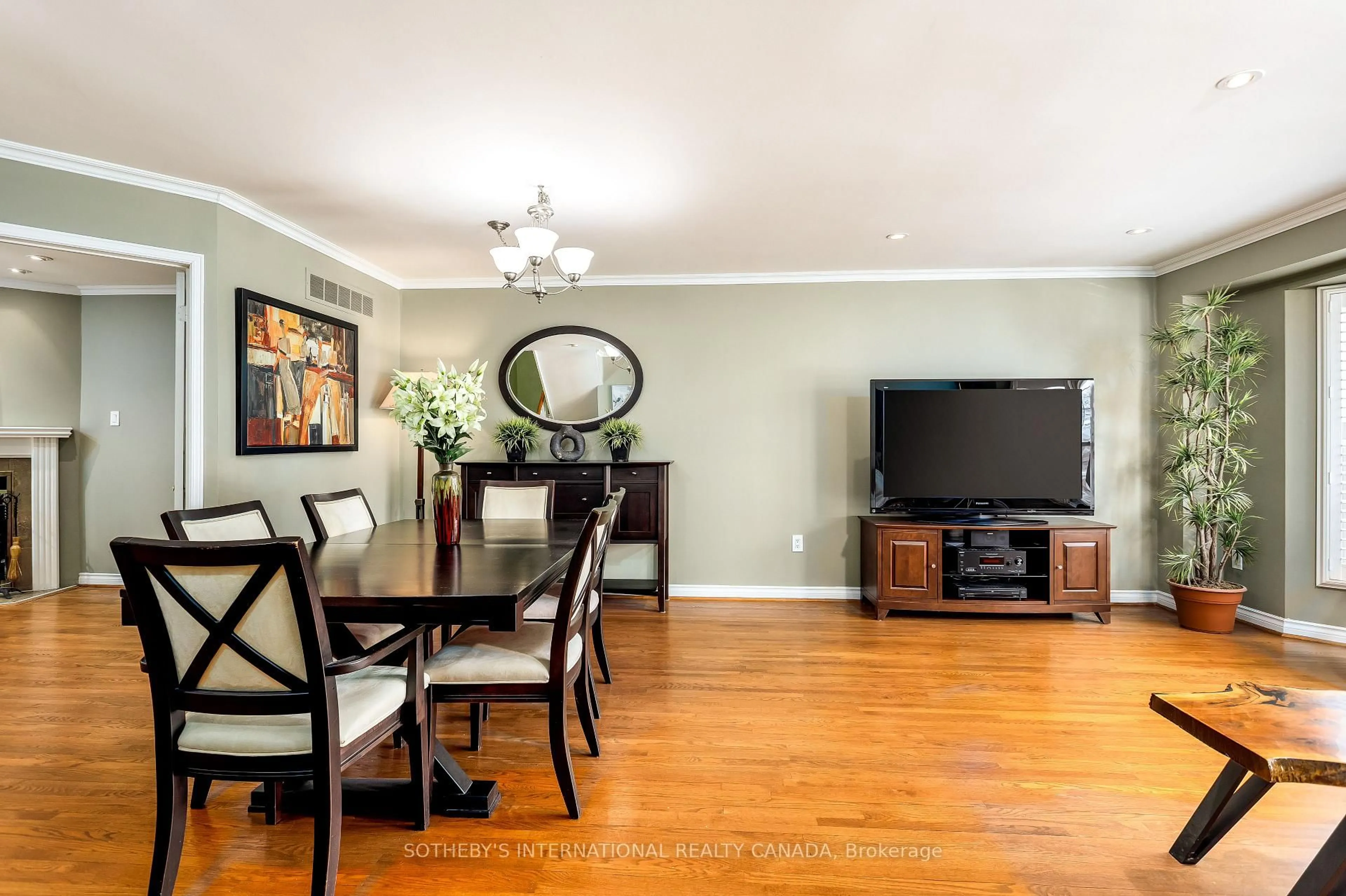 Dining room, wood/laminate floor for 26 Tamarack Circ, Toronto Ontario M9P 3T9
