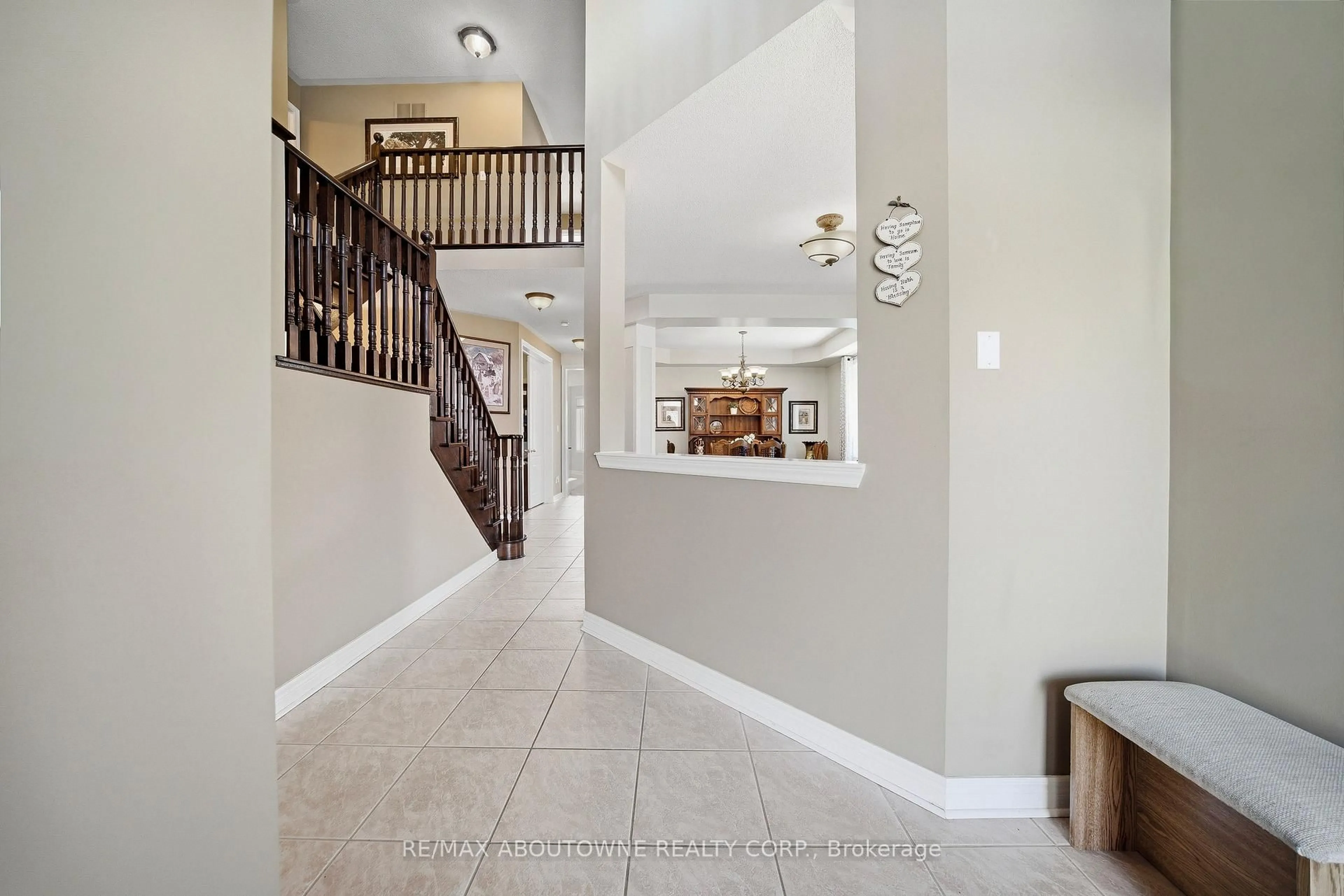 Indoor foyer for 2070 Willhaven Tr, Oakville Ontario L6M 5G3