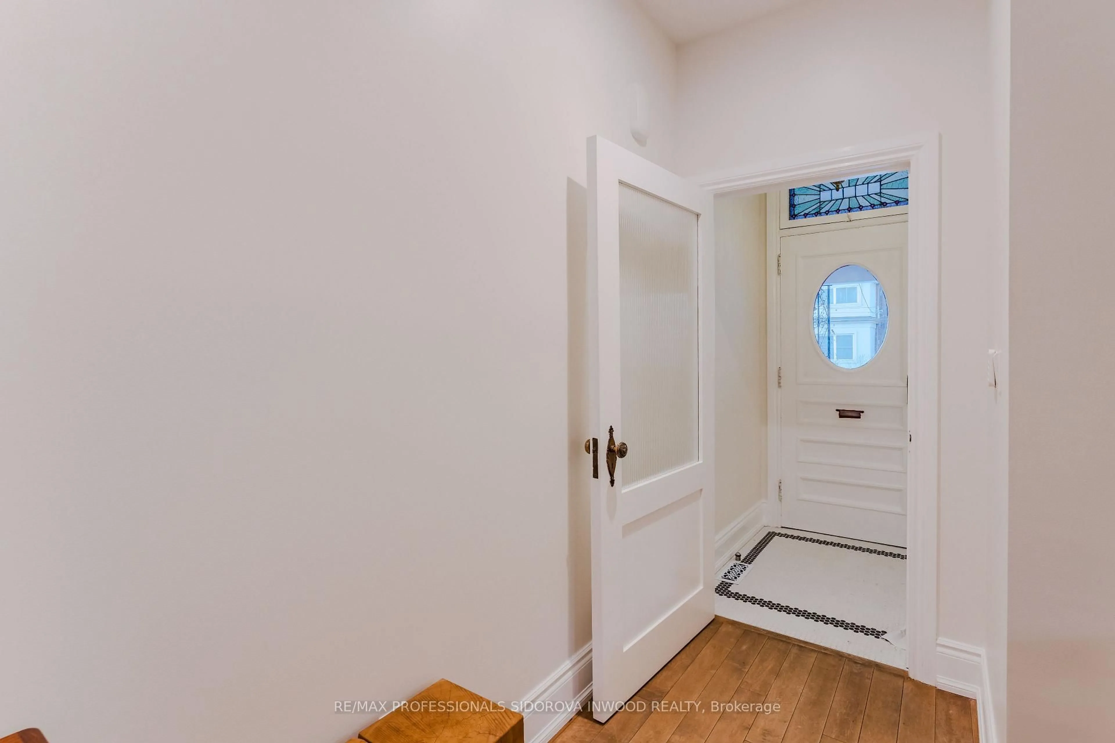 Indoor entryway for 51 Harvard Ave, Toronto Ontario M6R 1C7