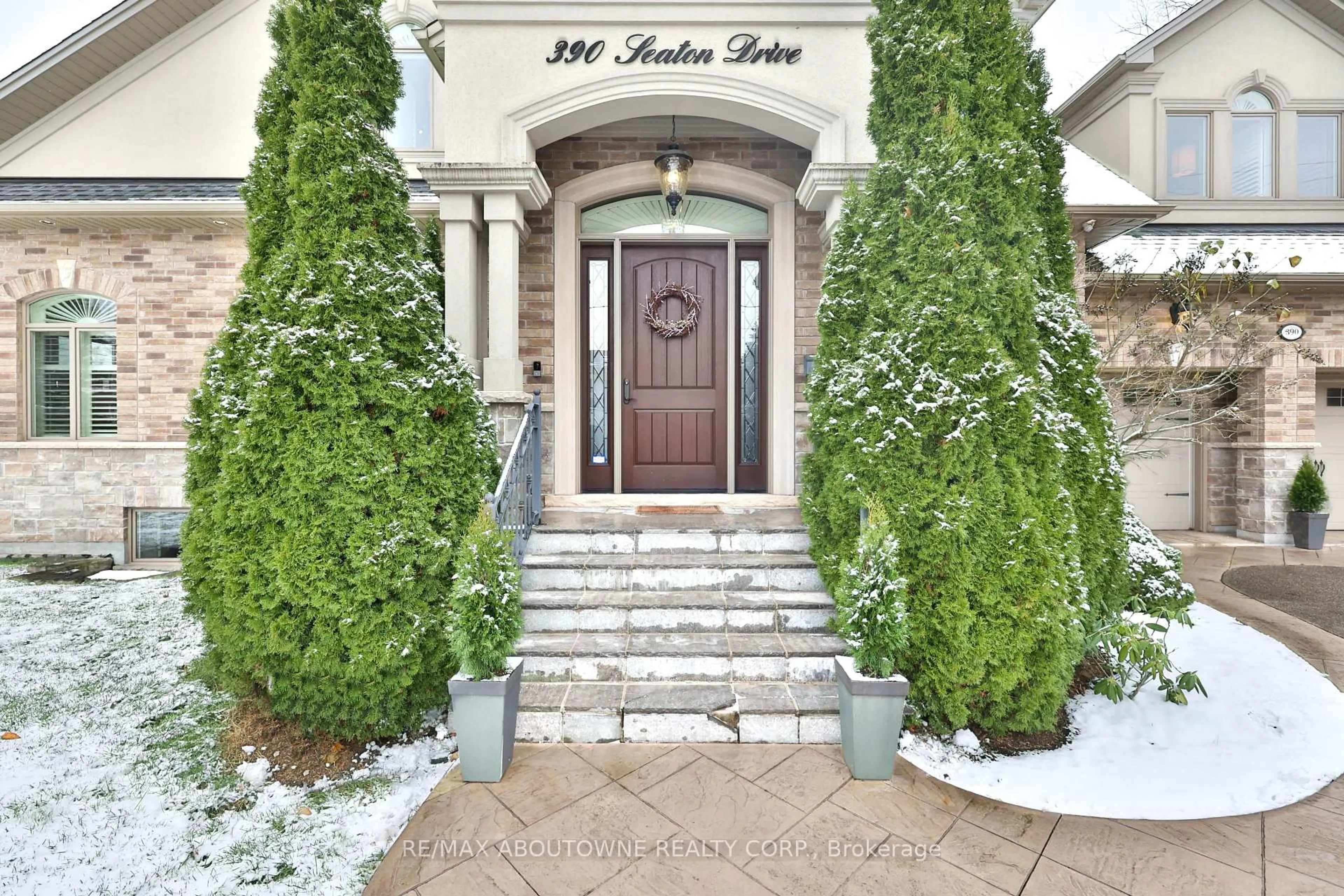 Indoor entryway for 390 Seaton Dr, Oakville Ontario L6L 3Y2
