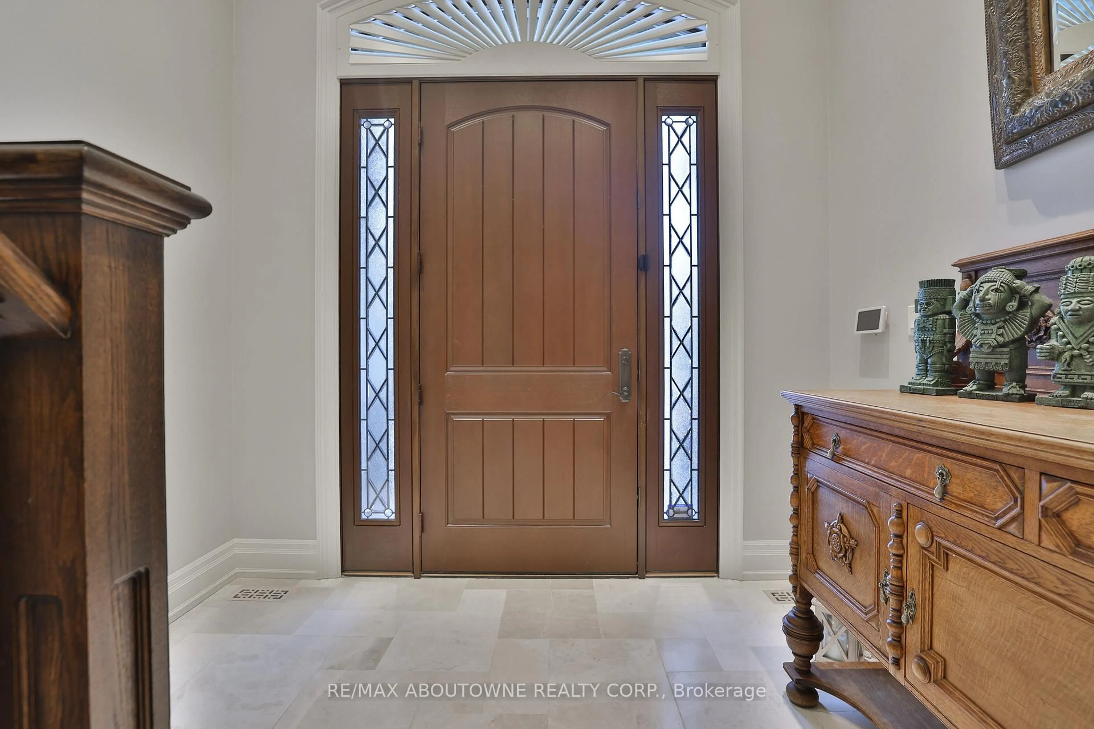 Indoor entryway for 390 Seaton Dr, Oakville Ontario L6L 3Y2