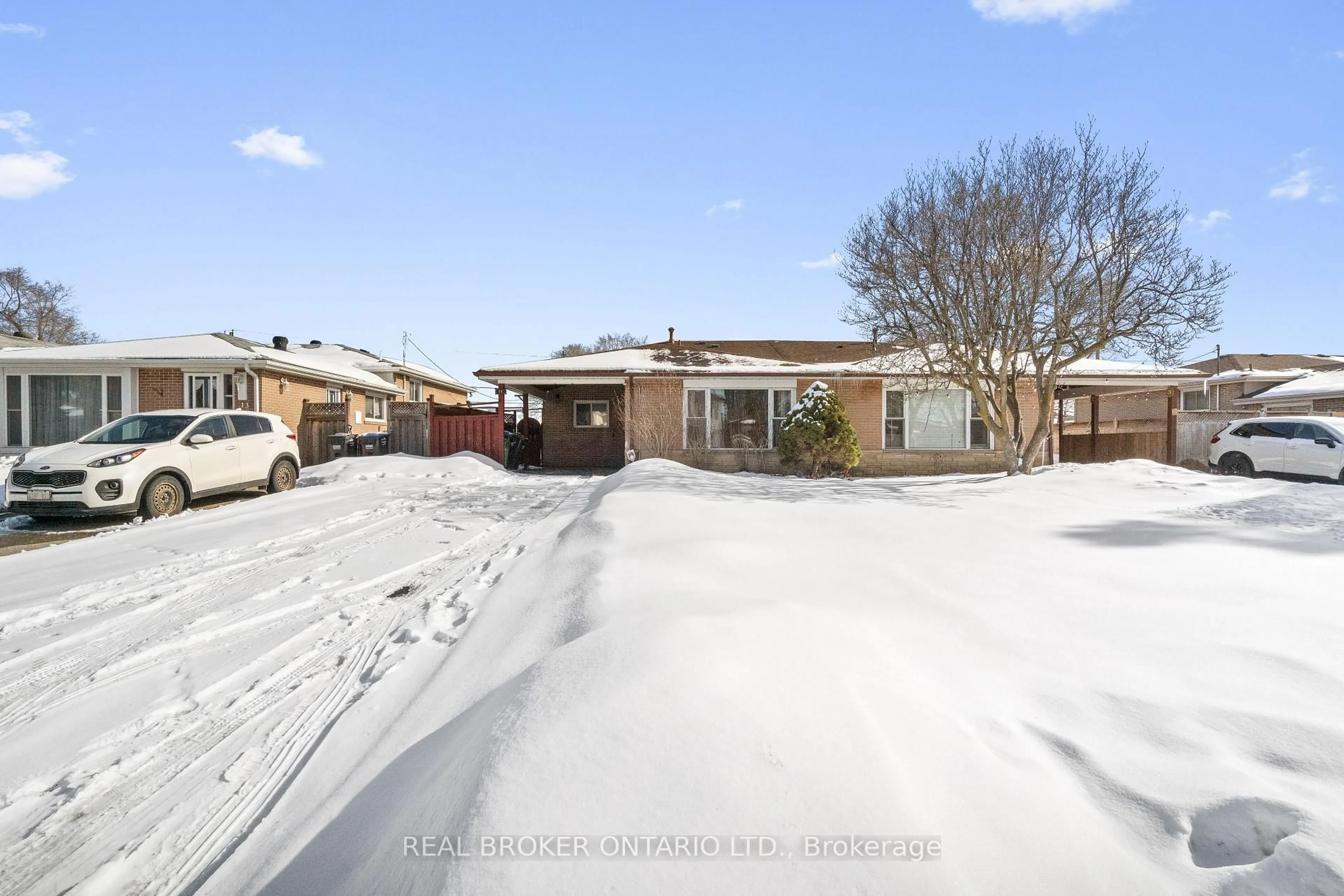 A pic from outside/outdoor area/front of a property/back of a property/a pic from drone, street for 11 Cathcart Cres, Brampton Ontario L6T 2A4