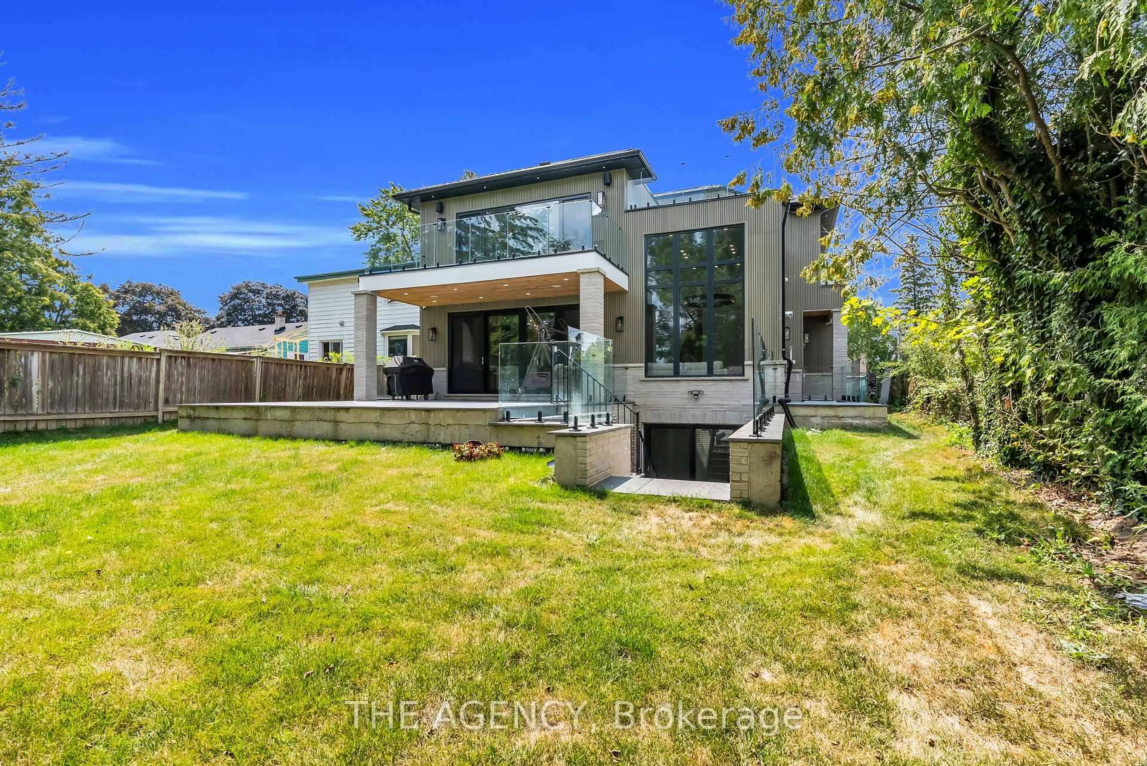 Home with brick exterior material, unknown for 9 Earl St, Mississauga Ontario L5M 1N6