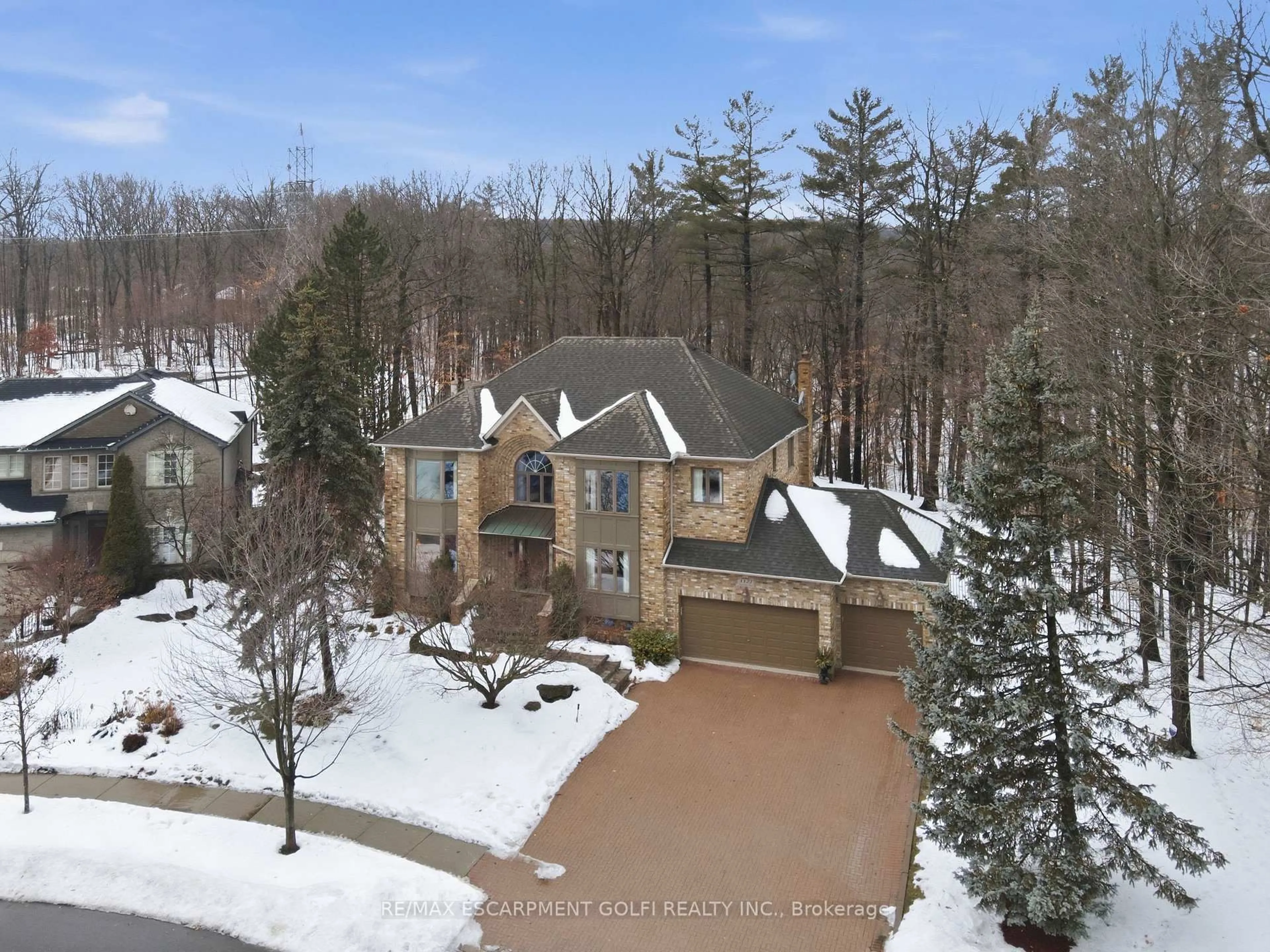 A pic from outside/outdoor area/front of a property/back of a property/a pic from drone, unknown for 1121 Forestvale Dr, Burlington Ontario L7P 4W3