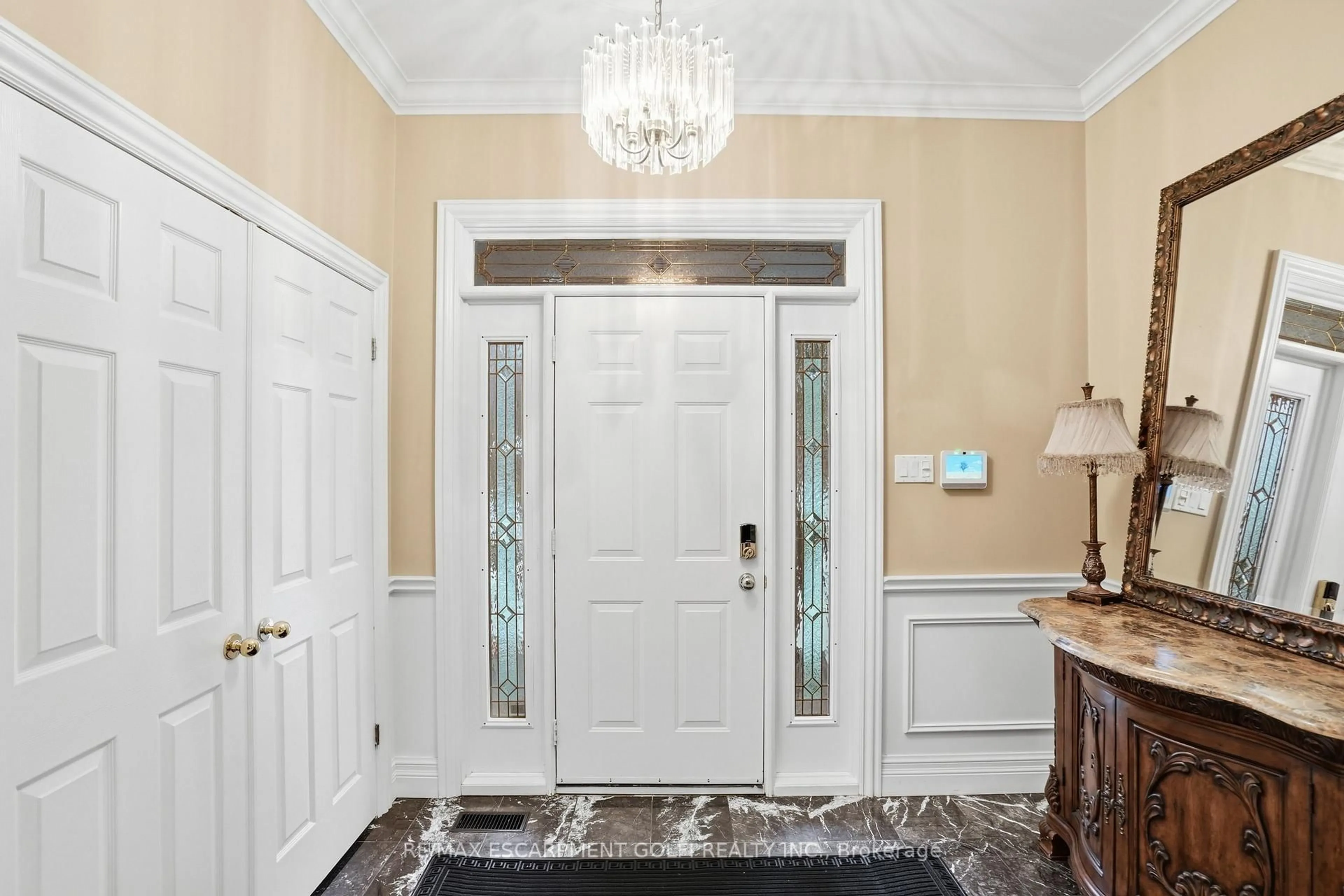 Indoor entryway for 1121 Forestvale Dr, Burlington Ontario L7P 4W3