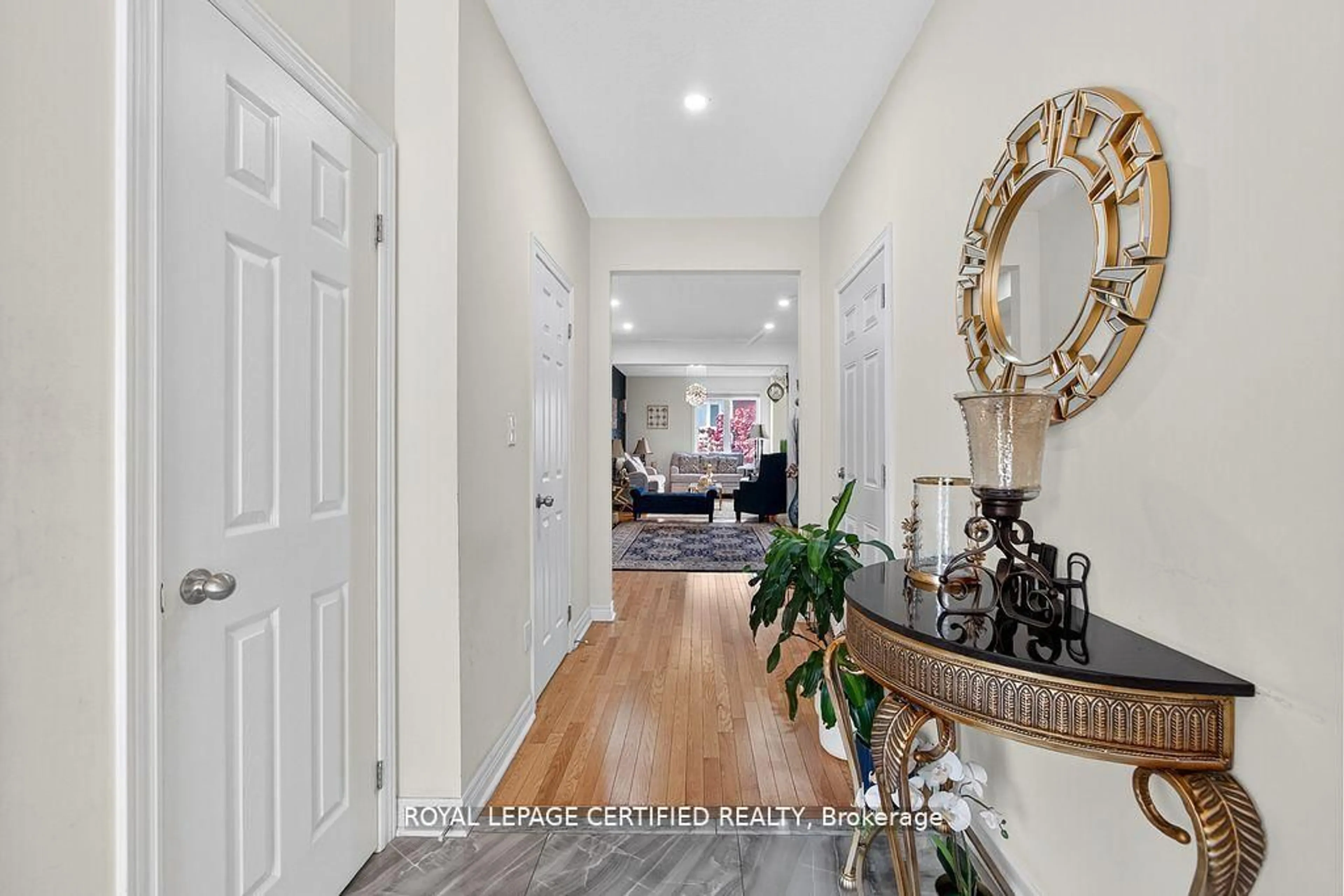 Indoor entryway for 497 Downes Jackson Hts, Milton Ontario L9T 8W2