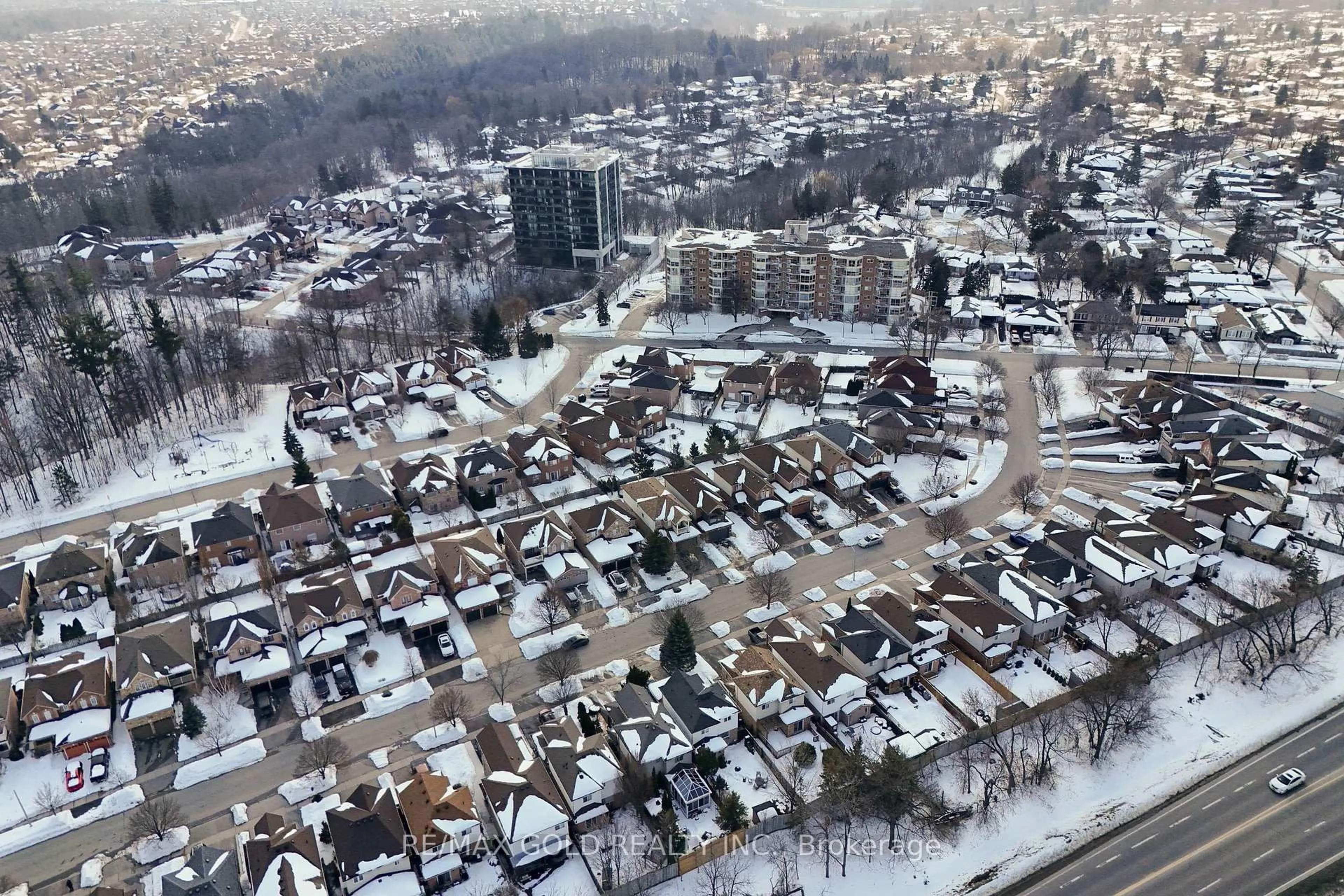 A pic from outside/outdoor area/front of a property/back of a property/a pic from drone, street for 18 Russell St, Halton Hills Ontario L7G 5Y7