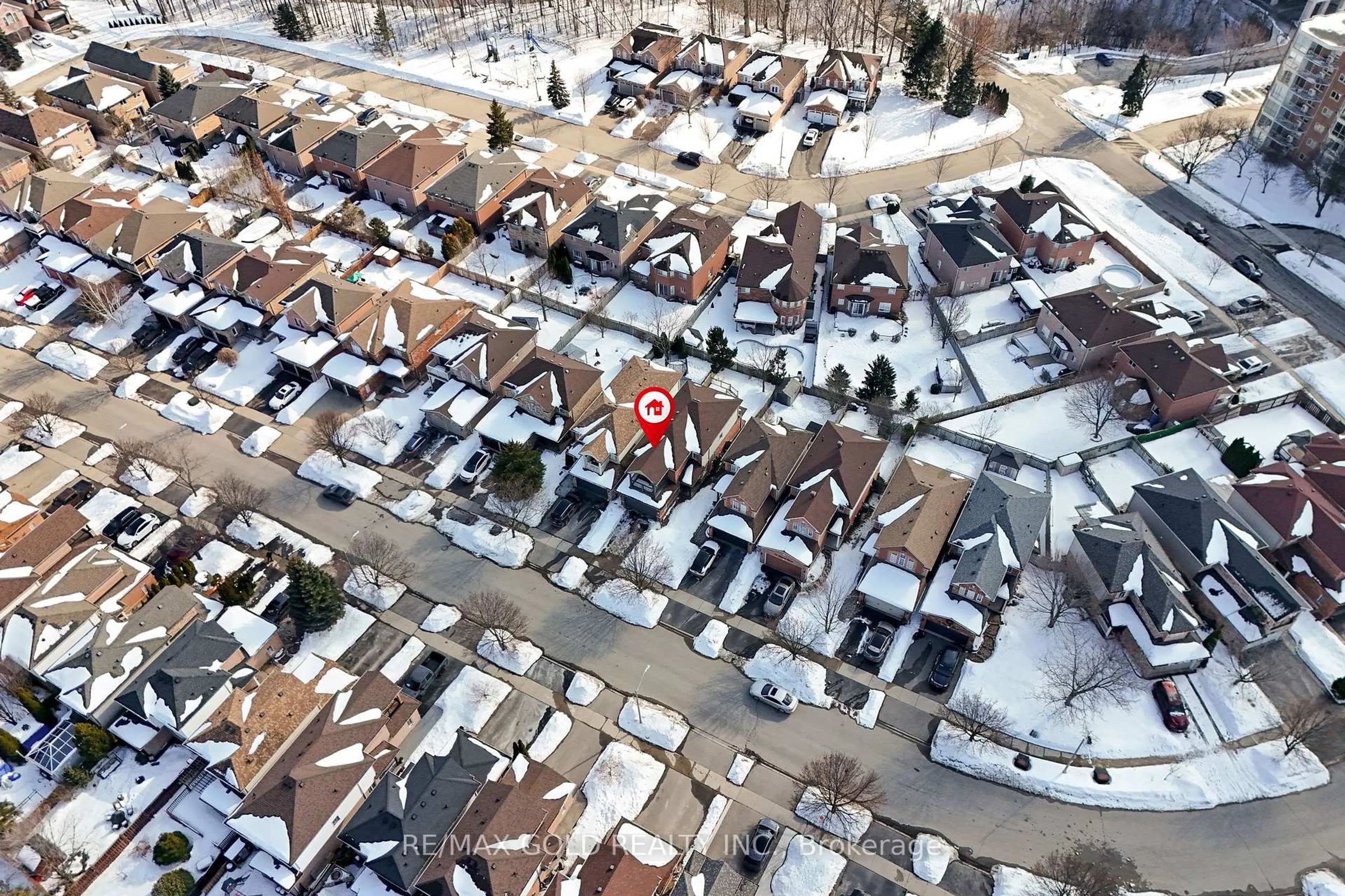 A pic from outside/outdoor area/front of a property/back of a property/a pic from drone, street for 18 Russell St, Halton Hills Ontario L7G 5Y7