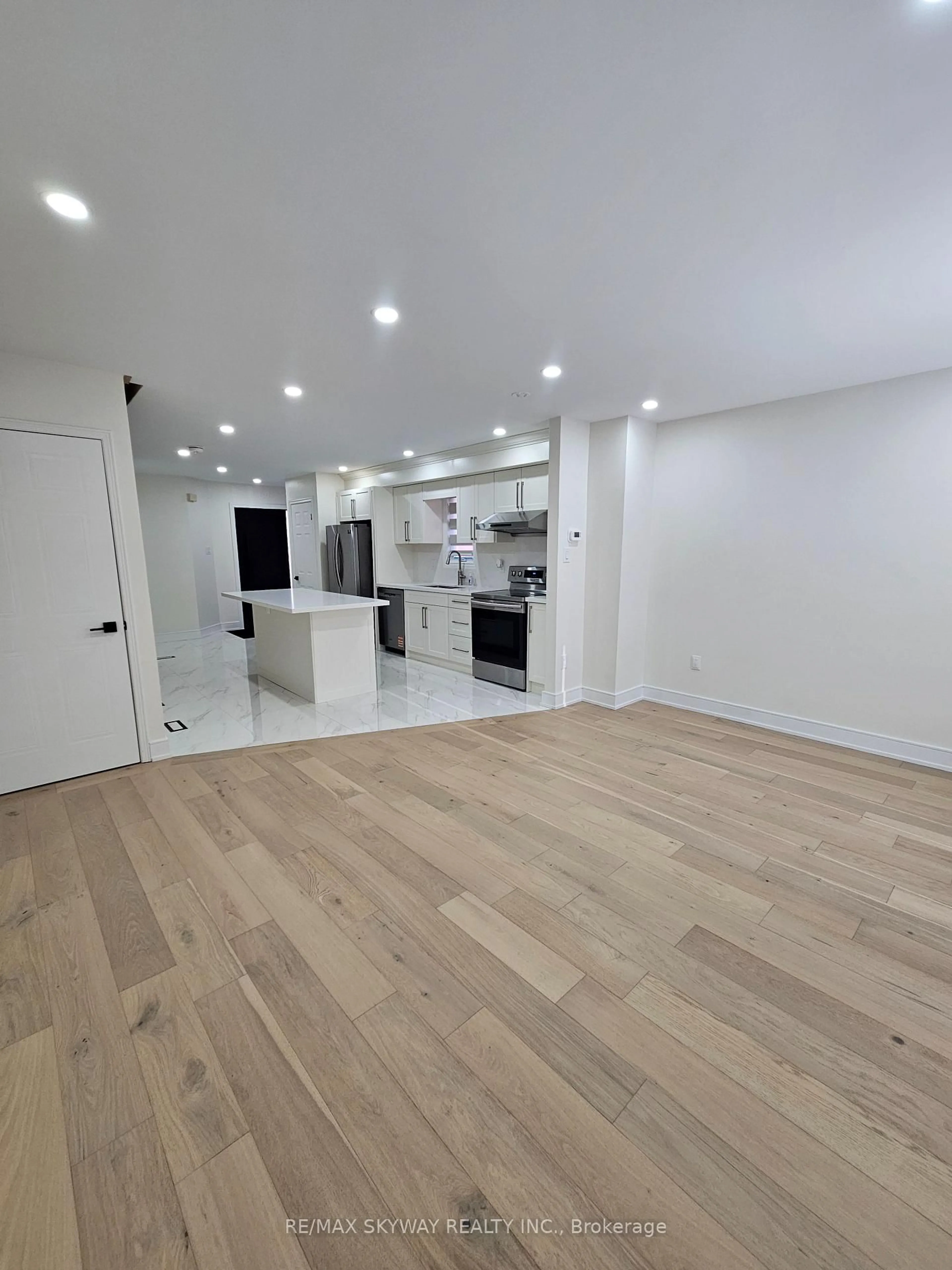 Open concept kitchen, wood/laminate floor for 5524 Cortina Cres, Mississauga Ontario L4Z 3R1